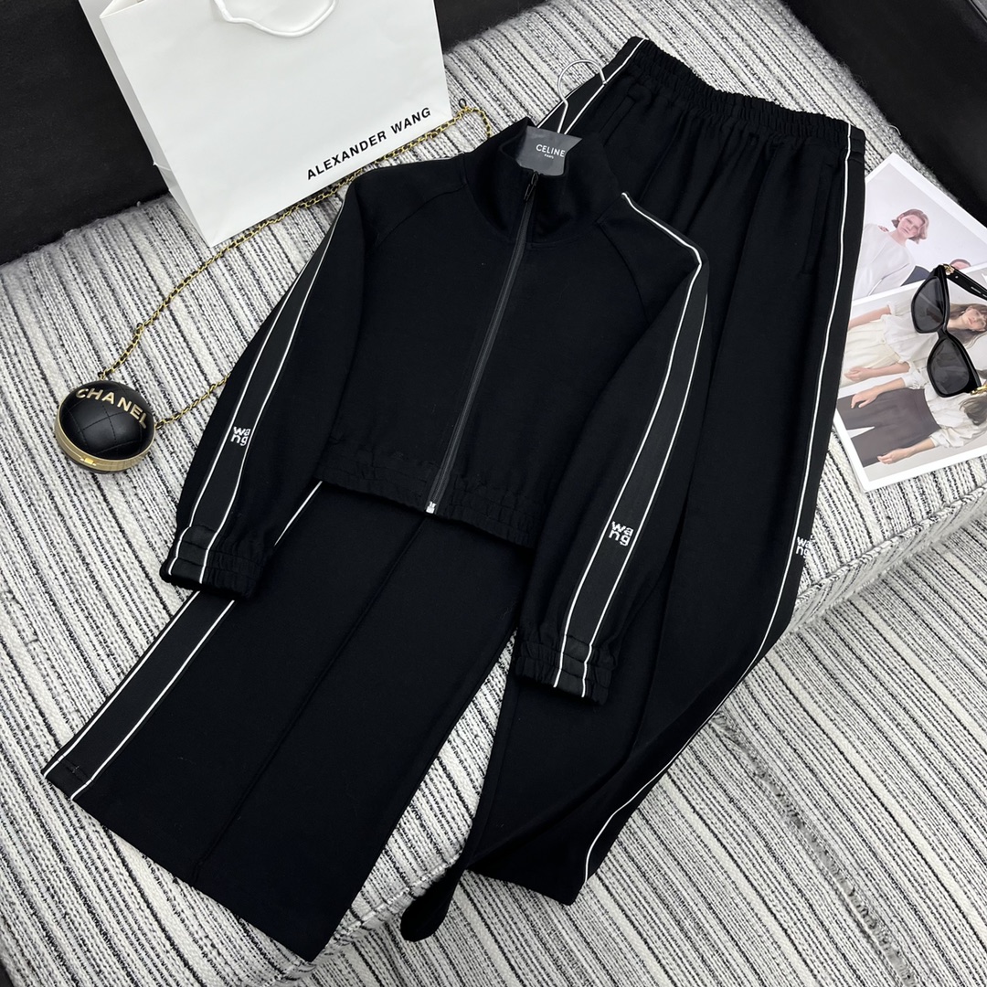 “Alex’s New Liner: One-Size-Fits-All Female Suit Set for Early Autumn Series” - 图片 1