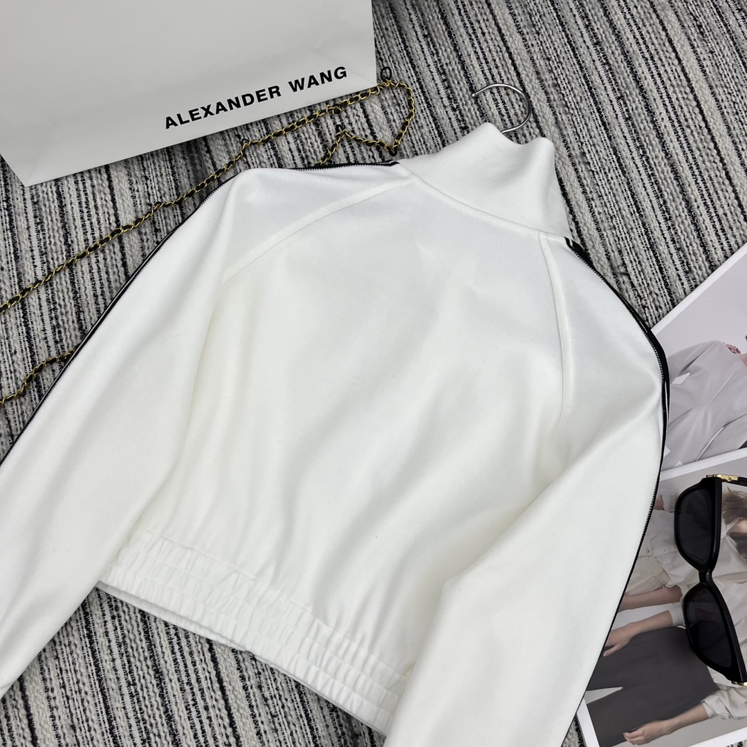 “Alex* New Liner: One-Size-Fits-All Female Suit with Short-Sleeved Shirts and Pants” - 图片 9