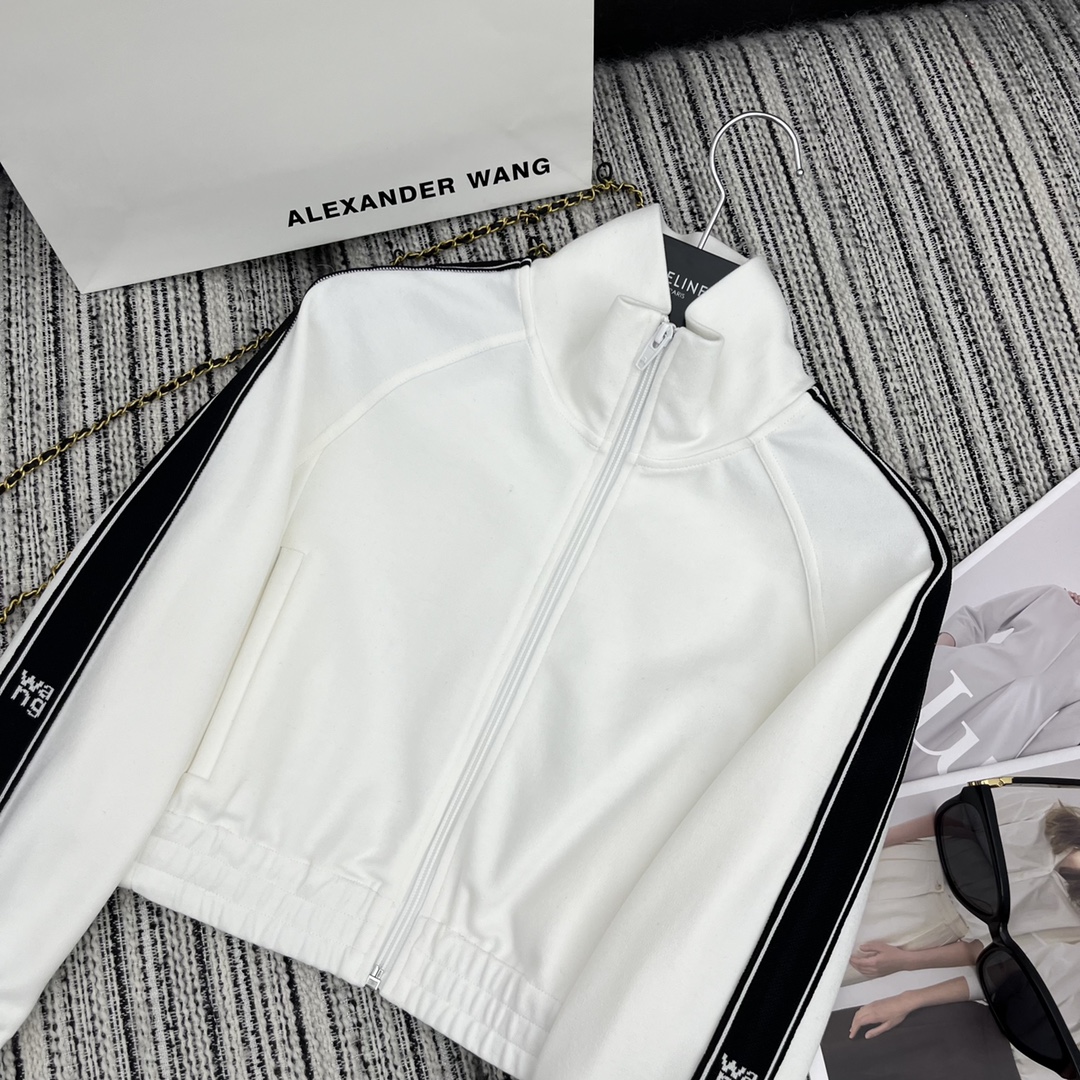 “Alex* New Liner: One-Size-Fits-All Female Suit with Short-Sleeved Shirts and Pants” - 图片 3