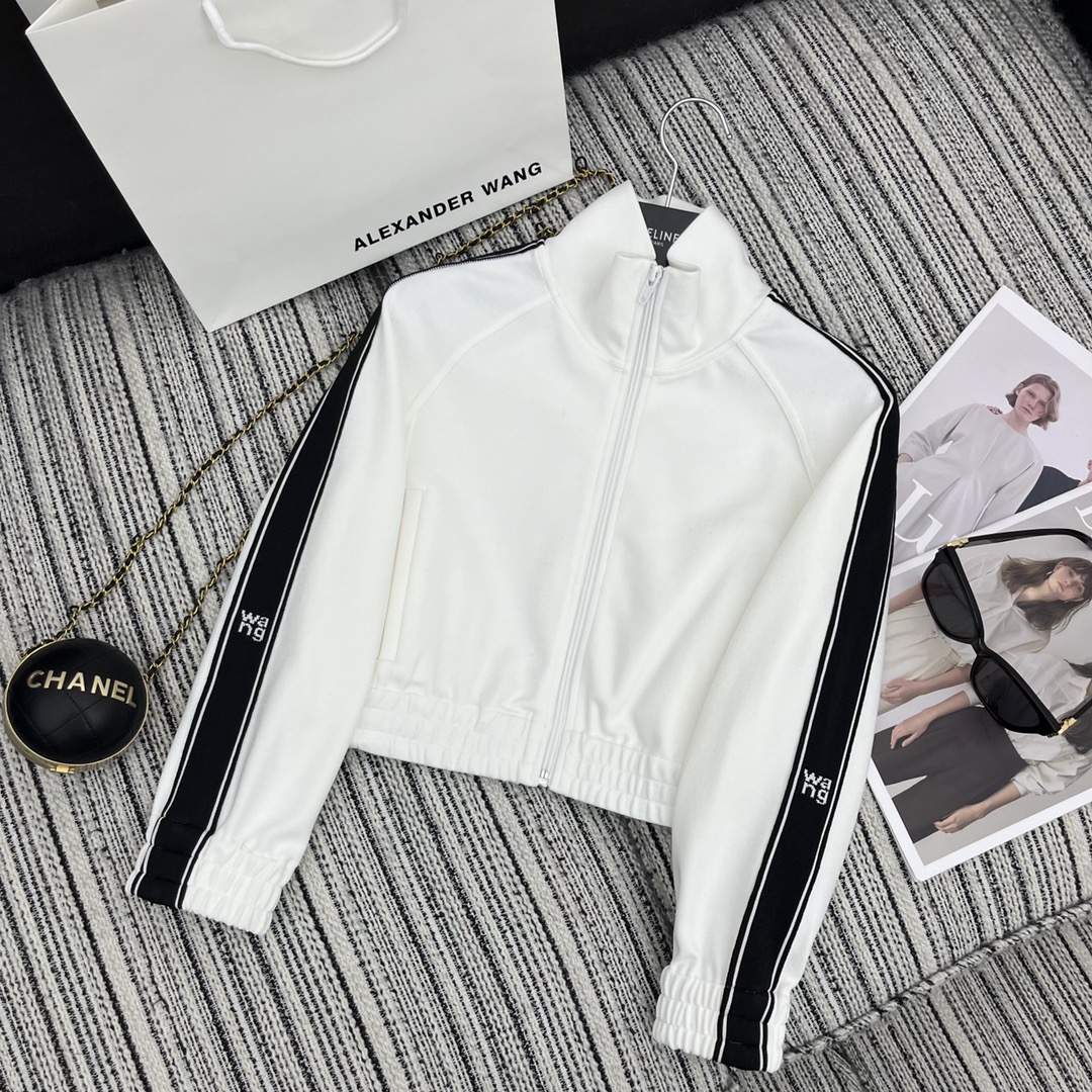 “Alex* New Liner: One-Size-Fits-All Female Suit with Short-Sleeved Shirts and Pants” - 图片 2