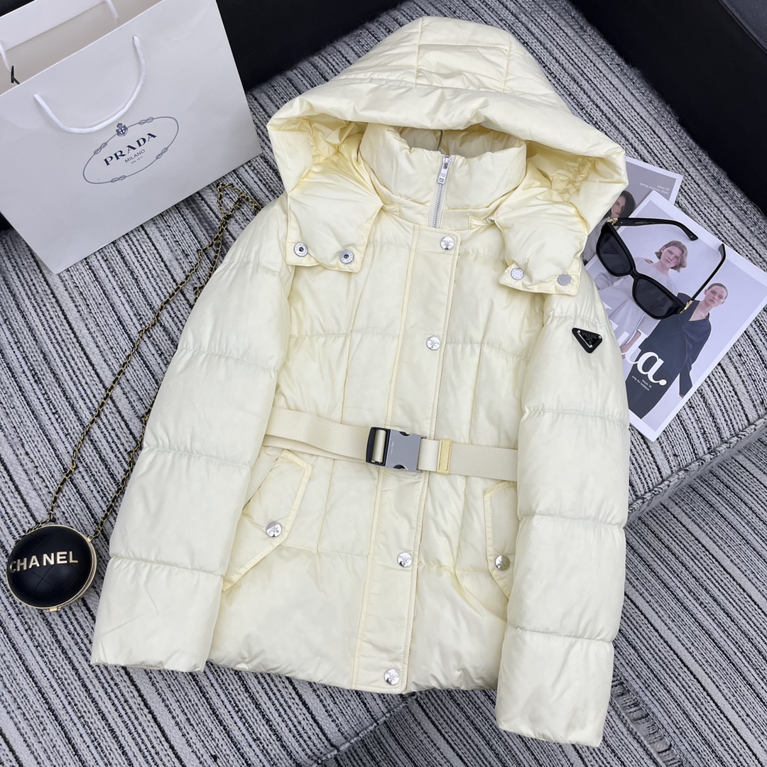 NO:661907,Special offer feedback 67-16-64 Highly recommended Early autumn and winter series Pra* new hooded down jacket, slim fit, full down filling, 90% white goose down filling, with customized belt, classic inverted triangle armband embellishment., special offer, no return, no exchange, no free shipping, prada, jackets & coats, down jacket, hats,  19860909特价回馈67-16-64强烈推荐 早秋冬系列 Pra*新款连帽羽绒服外套 修身版型 充绒量饱满 90白鹅绒填充 搭配定制腰带 经典的倒三角标袖标点缀 .,特价 不退不换不包邮,prada,jackets & coats,down jacket,hats, ,Women's clothing