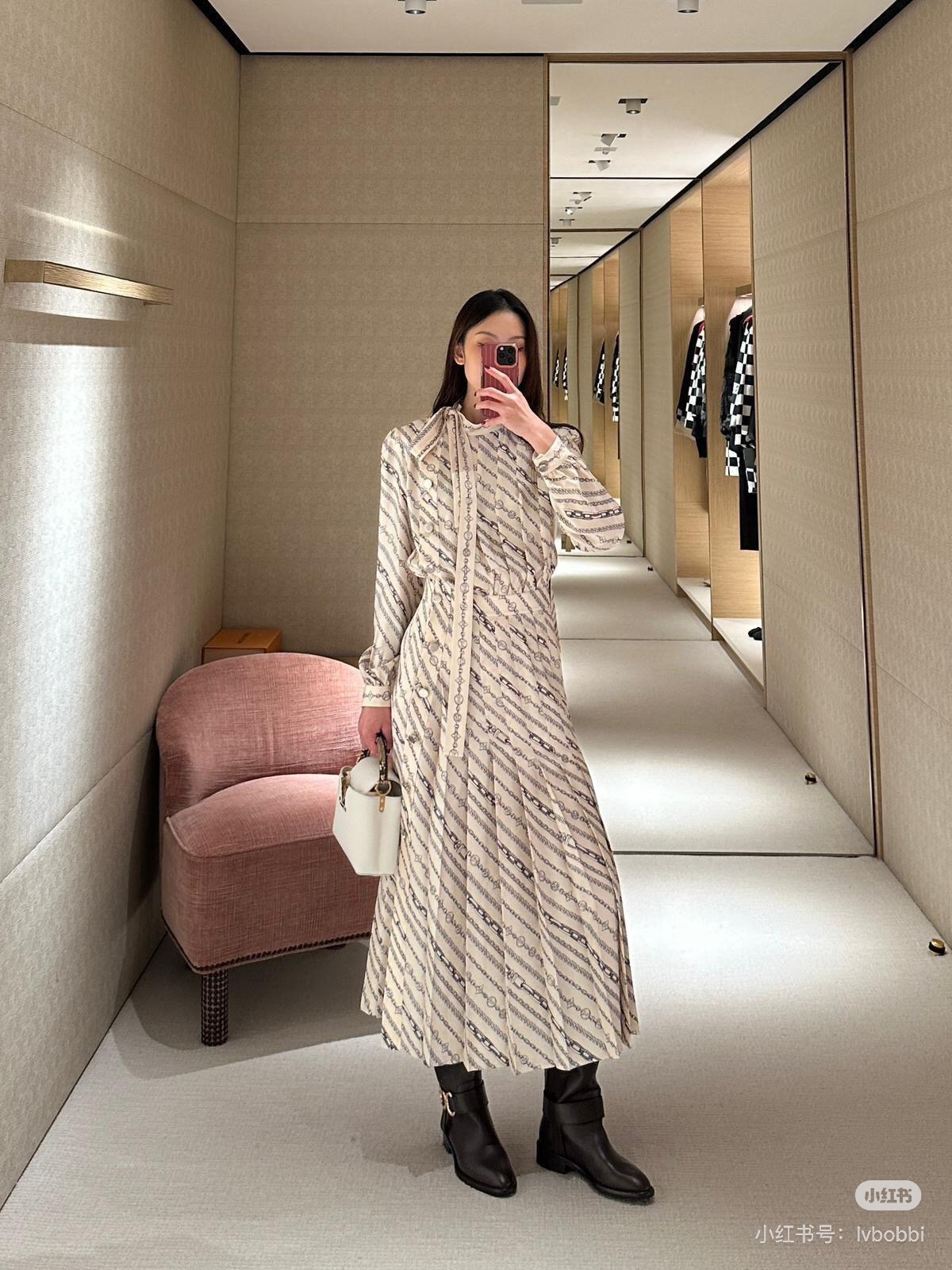 NO:295611,Model number D25010348 LOUIS*Doujia LV new custom twill satin emulated silk fabric, chain lock press printed bow ribbon buckle placket waist-closed pleated skirt with long sleeve stand collar dress!  (M size bust 100~104, sleeve length 65, waist 80, skirt length 126, louis vuitton, louis vuitton, louis vuitton, louis vuitton, skirts, real silk, silk fabric, alexander wang19860909款号D25010348 LOUIS*驴家LV新款定制斜纹绸缎仿真丝面料、链条锁扣印花蝴蝶结飘带系扣门襟收腰显瘦压褶裙摆长袖立领连衣裙！（ M码 胸围100～104,袖长65,腰围80,裙长126,,louis vuitton,louis vuitton,louis vuitton,louis vuitton,skirts,real silk,silk fabric,alexander wang,Women's clothing