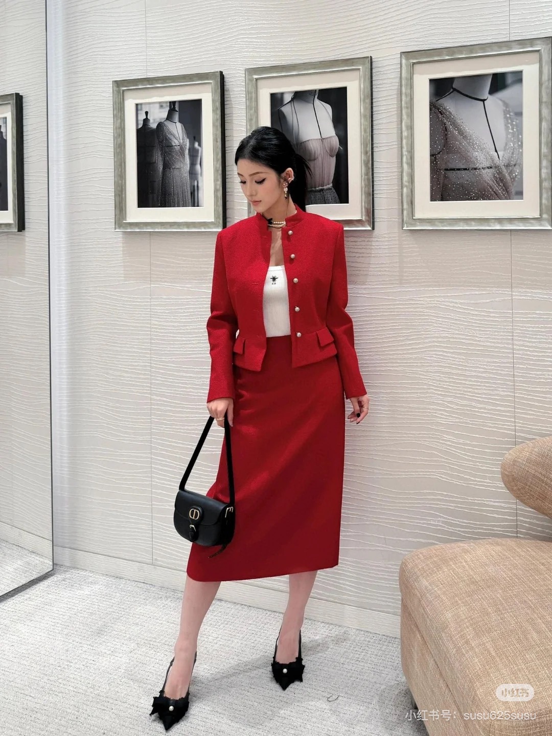 NO:296561,Jacket Skirt D Home 24 Autumn and Winter New Style Stand Collar Small Jacket   Skirts Super strong atmosphere, retro red, a set of relaxed upper body proportions, customized CD pearl button decoration, high-end and very atmosphere, Christmas, it is suitable for the New Year, wool blend fabric, one color and three codes SML,,dior, skirts, jackets & coats,alexander wang19860909外套半裙D家 24秋冬新款 立领小外套 半身裙 氛围感超级强 复古感十足的大红色 一套上身轻松拉比例感 定制的CD珍珠纽扣装饰 高级又很有氛围感 圣诞节 过年都好适合 羊毛混纺面料 一色三码 SML,,dior,skirts,jackets & coats,alexander wang,Women's clothing