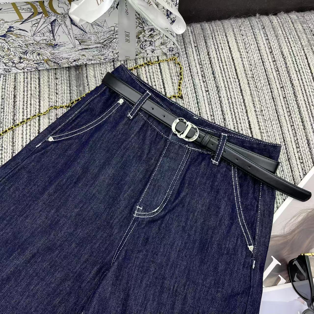 Fashionable Female Suit Package with Dio* Classic Crotch Pairs for Stylish Summer. - 图片 2