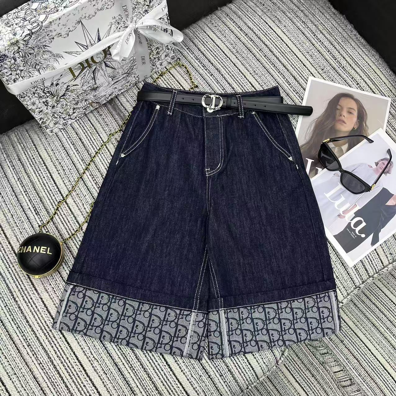 Fashionable Female Suit Package with Dio* Classic Crotch Pairs for Stylish Summer. - 图片 1