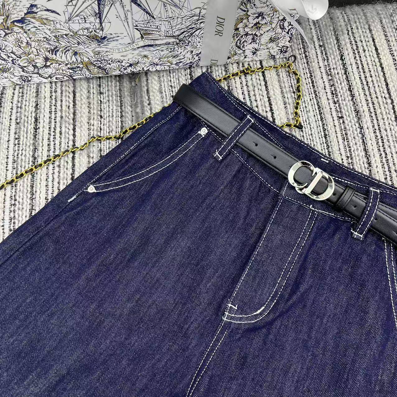 Fashionable Female Suit Package with Dio* Classic Crotch Pairs for Stylish Summer. - 图片 3