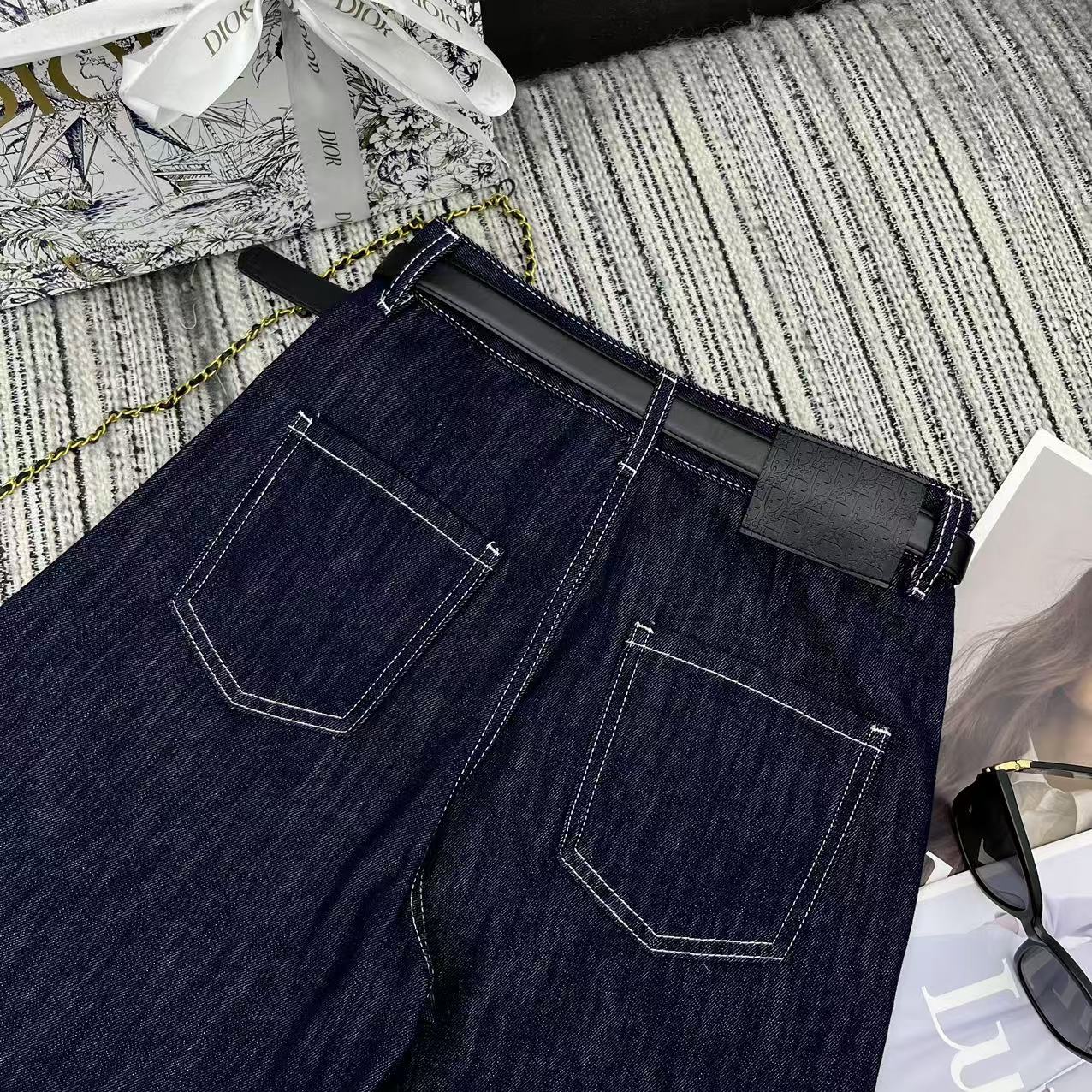 Fashionable Female Suit Package with Dio* Classic Crotch Pairs for Stylish Summer. - 图片 8