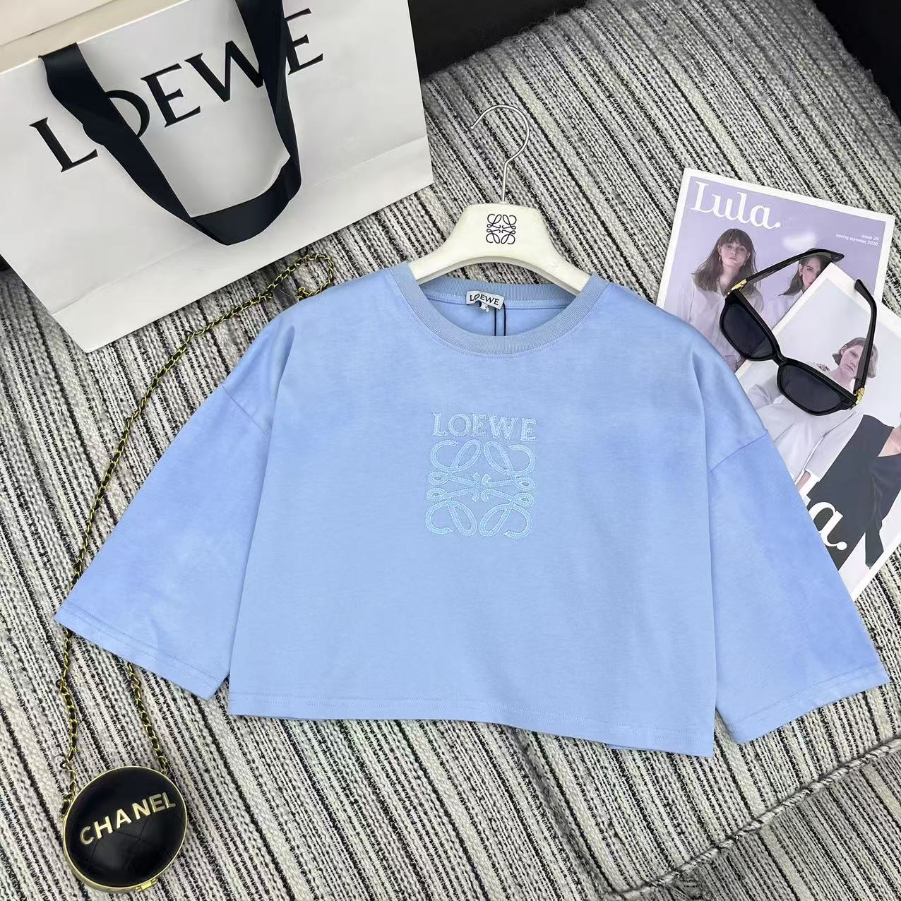 NO:330221,Original single ruthless women's clothing, highly recommended for 25 years early spring and summer series, LoE* newest embroidered letters short sleeves and short round neck T-shirt, three-color SML, loewe, T-shirt, tees, t-shirt, alexander wang19860909原单狠货女装 配包装强烈推荐25年早春夏系列 LoE*新款刺绣字母短袖短款圆领T恤 三色SML,,loewe,T-shirt,tees，t-shirt,alexander wang,Women's clothing