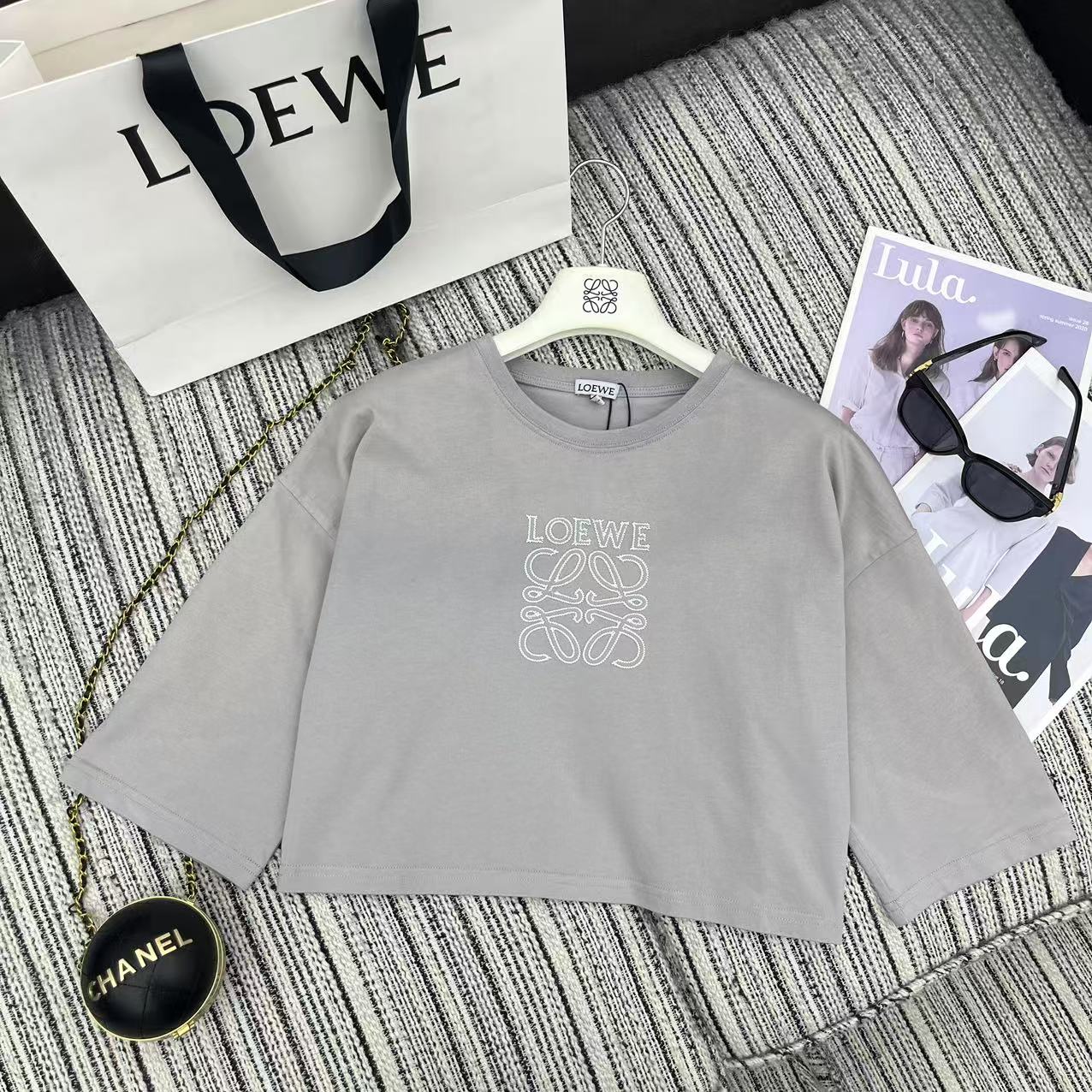 NO:330215,Original single ruthless women's clothing, highly recommended for 25 years early spring and summer series, LoE* newest embroidered letters short sleeves and short round neck T-shirt, three-color SML, loewe, T-shirt, tees, t-shirt, alexander wang19860909原单狠货女装 配包装强烈推荐25年早春夏系列 LoE*新款刺绣字母短袖短款圆领T恤 三色SML,,loewe,T-shirt,tees，t-shirt,alexander wang,Women's clothing