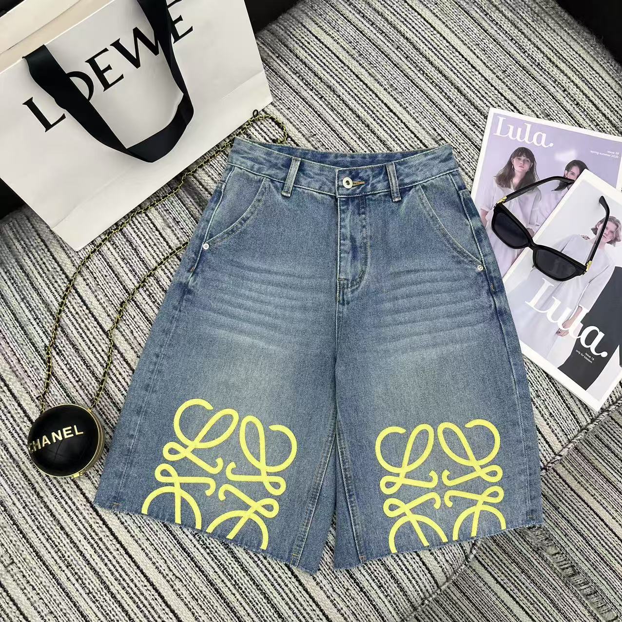 NO:330237,Original single-handed women's clothing, highly recommended with packaging, 25-year early spring and summer series, LOE* new logo printed denim pants, good-looking wash water color, two-color SML,,loewe,alexander wang19860909原单狠货女装 配包装强烈推荐 25年早春夏系列 LOE*新款logo印花牛仔五分裤 洗水颜色好看 两色SML,,loewe,alexander wang,Women's clothing