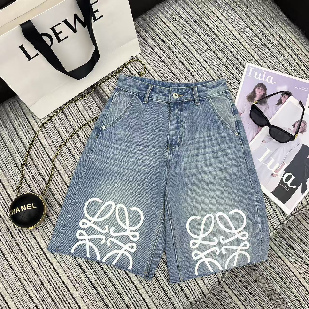 NO:330240,Original single-handed women's clothing, highly recommended with packaging, 25-year early spring and summer series, LOE* new logo printed denim pants, good-looking wash water color, two-color SML,,loewe,alexander wang19860909原单狠货女装 配包装强烈推荐 25年早春夏系列 LOE*新款logo印花牛仔五分裤 洗水颜色好看 两色SML,,loewe,alexander wang,Women's clothing
