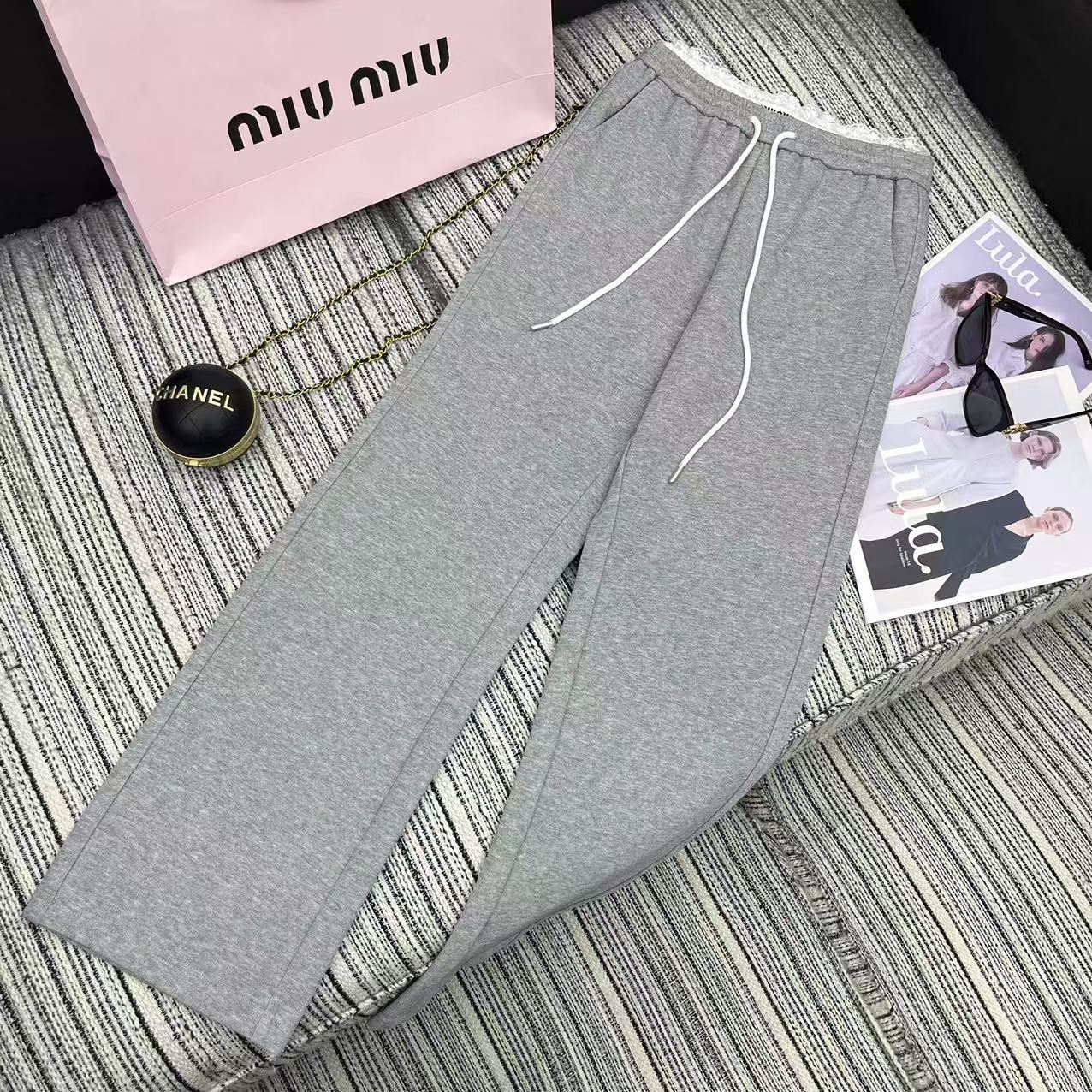 NO:330244,Original single-handed women's clothing, highly recommended with packaging, 25-year early spring and summer series, Miu* new style spliced ​​lace double-head waist casual straight-leg pants, letter embellishment, three-color SML,,miumiu,alexander wang19860909原单狠货女装 配包装强烈推荐 25年早春夏系列 Miu*新款拼接蕾丝双头腰休闲直筒裤 字母标点缀 三色SML,,miumiu,alexander wang,Women's clothing