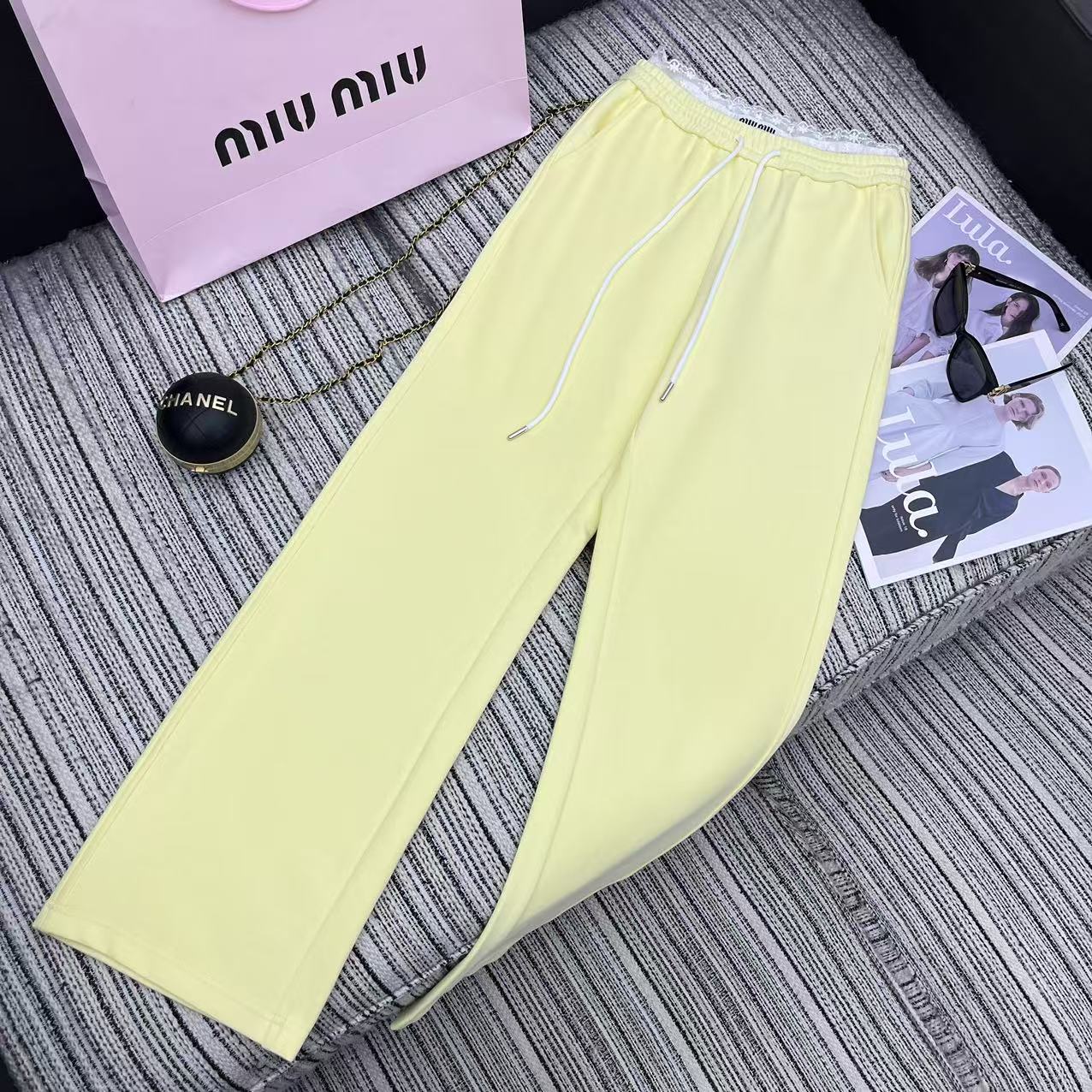 NO:330246,Original single-handed women's clothing, highly recommended with packaging, 25-year early spring and summer series, Miu* new style spliced ​​lace double-head waist casual straight-leg pants, letter embellishment, three-color SML,,miumiu,alexander wang19860909原单狠货女装 配包装强烈推荐 25年早春夏系列 Miu*新款拼接蕾丝双头腰休闲直筒裤 字母标点缀 三色SML,,miumiu,alexander wang,Women's clothing