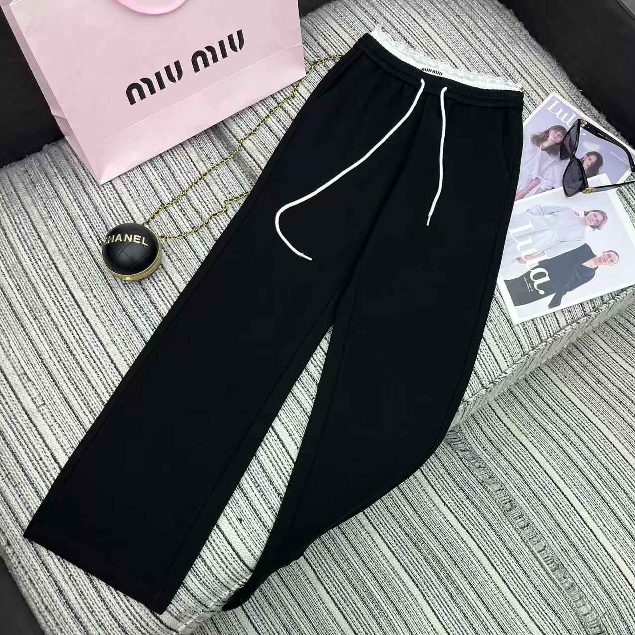 NO:330238,Original single-handed women's clothing, highly recommended with packaging, 25-year early spring and summer series, Miu* new style spliced ​​lace double-head waist casual straight-leg pants, letter embellishment, three-color SML,,miumiu,alexander wang19860909原单狠货女装 配包装强烈推荐 25年早春夏系列 Miu*新款拼接蕾丝双头腰休闲直筒裤 字母标点缀 三色SML,,miumiu,alexander wang,Women's clothing