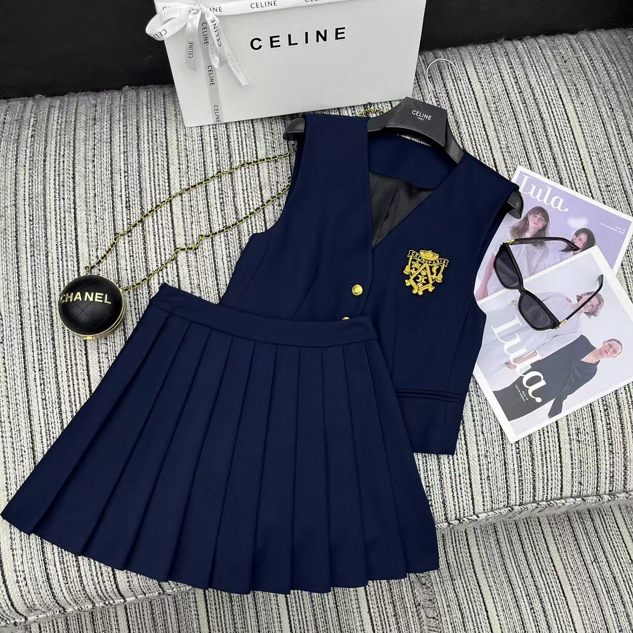 NO:330251,Original single ruthless women's clothing, highly recommended with packaging, 25 years early spring and summer series, CEL* new embroidered badge suit vest with folded short skirt suit SML, skirts, business suit, alexander wang19860909原单狠货女装 配包装强烈推荐 25年早春夏系列 CEL*新款刺绣胸章西装马甲搭配压折短半裙套装 SML,,skirts,business suit,alexander wang,Women's clothing
