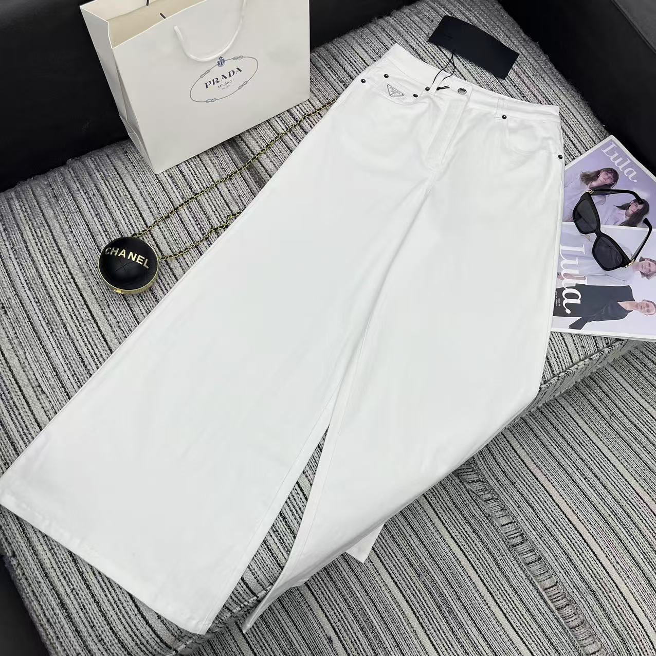NO:330485,Original single ruthless women's clothing, highly recommended with packaging, 25 years early spring and summer series, Pra* new style of big trousers and legs jeans, classic inverted triangle pocket embellishment SML, prada, jeans, alexander wang19860909原单狠货女装 配包装强烈推荐 25年早春夏系列 Pra*新款大裤腿牛仔裤 经典的倒三角标口袋点缀 SML,,prada,jeans,alexander wang,Women's clothing
