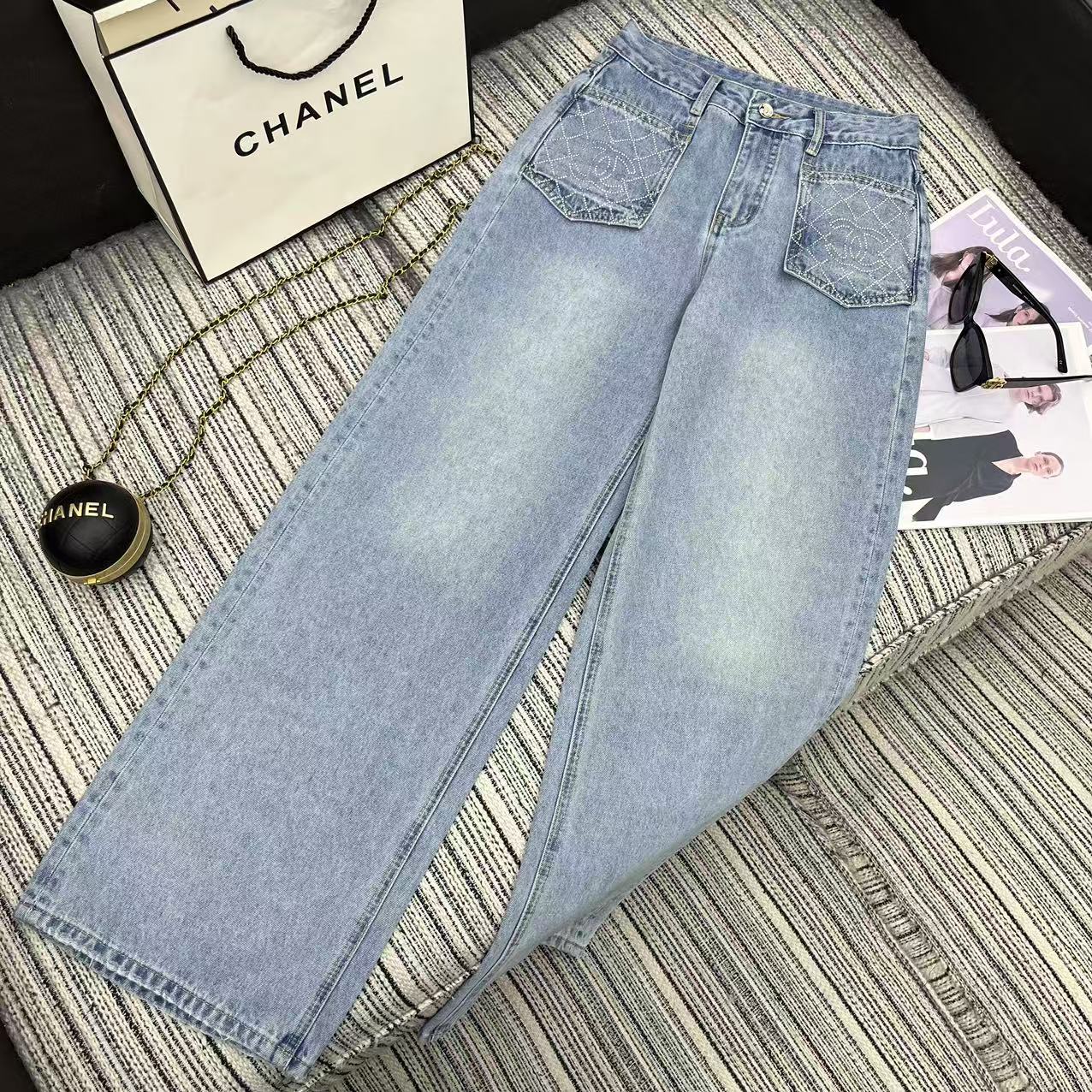 NO:330494,Original single and ruthless women's clothing, highly recommended with packaging, 25 years early spring and summer series, Cha* new diamond double C logo hot diamond denim straight pants, good-looking wash water color SML, alexander wang19860909原单狠货女装 配包装强烈推荐 25年早春夏系列 Cha*新款菱格双C logo烫钻牛仔直筒裤 洗水颜色好看 SML,,alexander wang,Women's clothing