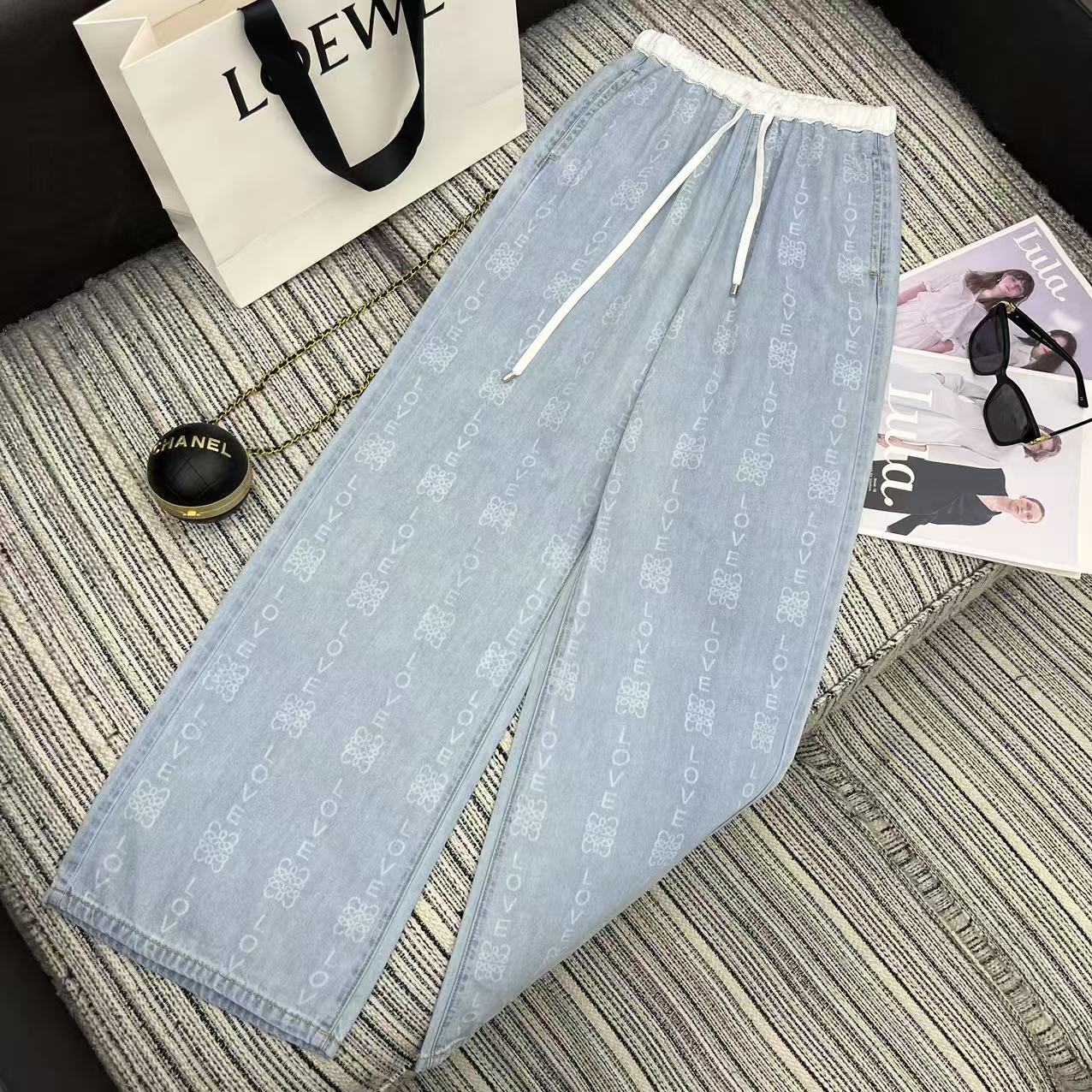 NO:330488,Original single-handed women's clothing, highly recommended with packaging, 25-year early spring and summer series, designer style, new letter printing contrasting elastic waist denim straight pants SML,,alexander wang19860909原单狠货女装 配包装强烈推荐 25年早春夏系列 设计师款 新款字母印花撞色松紧腰牛仔直筒裤 SML,,alexander wang,Women's clothing