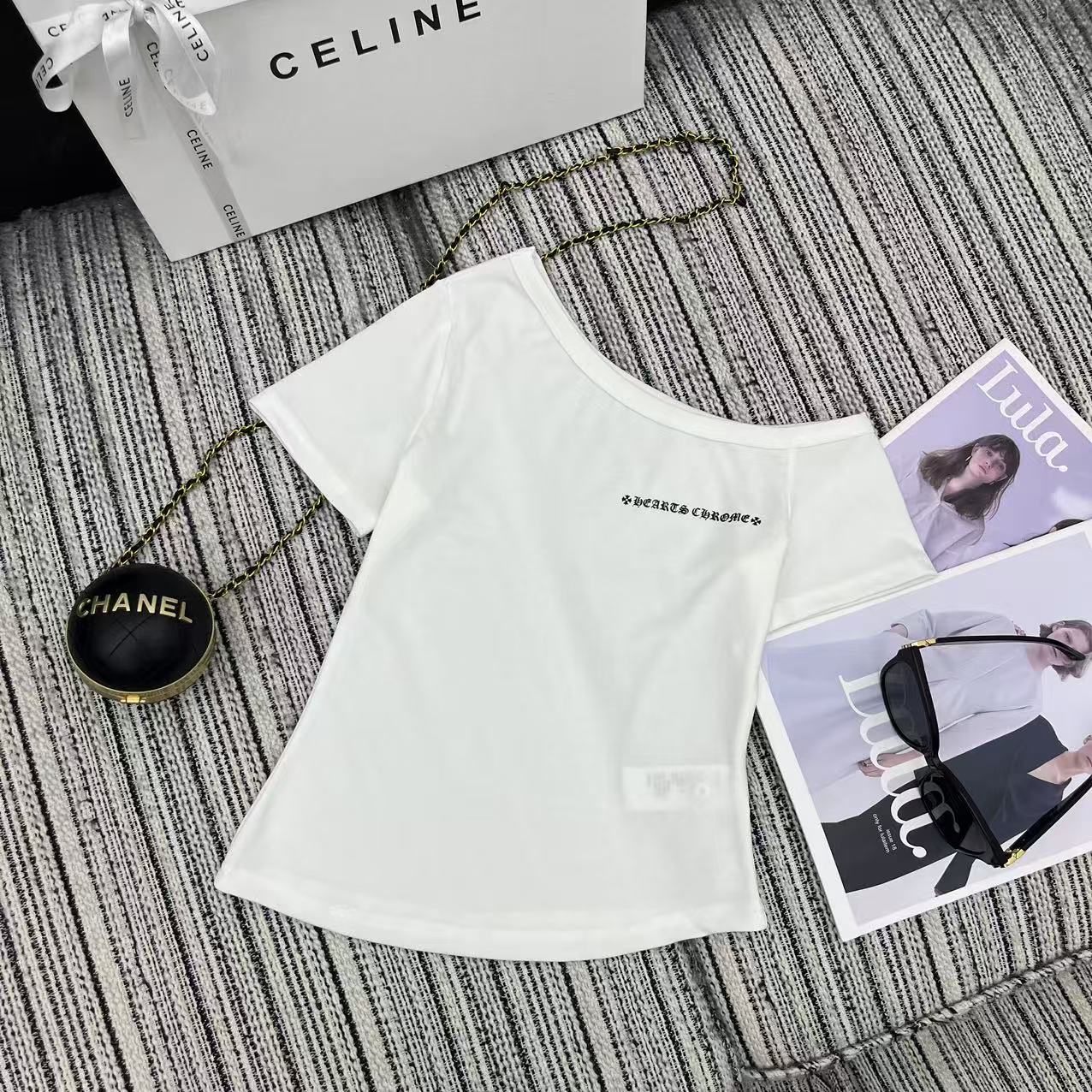 NO:330489,Original single ruthless women's clothing, highly recommended with packaging, 25 years early spring and summer series, Crox's new off-shoulder short-sleeved T-shirt, letter printing embellishment, two-color SML, chrome hearts, T-shirt, tees, t-shirt, alexander wang19860909原单狠货女装 配包装强烈推荐 25年早春夏系列 克罗*新款斜肩短袖T恤 字母印花点缀 两色SML,,chrome hearts,T-shirt,tees，t-shirt,alexander wang,Women's clothing