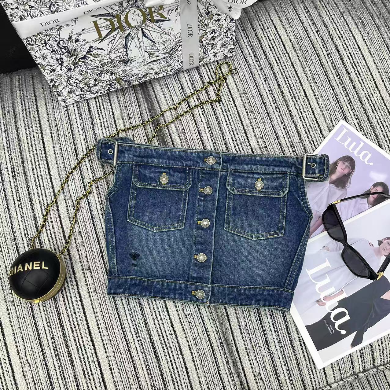 NO:330498,Original single-handed women's clothing, highly recommended with packaging Dio* 25Ss spring and summer new style, one-shoulder denim top丨Exclusive yb development!  High-end production!  One-shoulder strapless design CD bee embroidery embellishment fashionable personality Customized washing denim fabric Comfortable and breathable Short style Slim and versatile upper body Sexy and cool Sexy and cool Hot girls must be purchased S/M/L l,,dior,alexander wang19860909原单狠货女装 配包装强烈推荐 Dio* 25Ss春夏新款 一字肩牛仔上衣丨独家yb开发！高版出品！一字肩抹胸设计 CD蜜蜂刺绣点缀 时髦个性 定制水洗牛仔面料 舒适透气 短款版型 上身显瘦又百搭 性感甜酷 辣妹必入 现货发售S/M/L l,,dior,alexander wang,Women's clothing