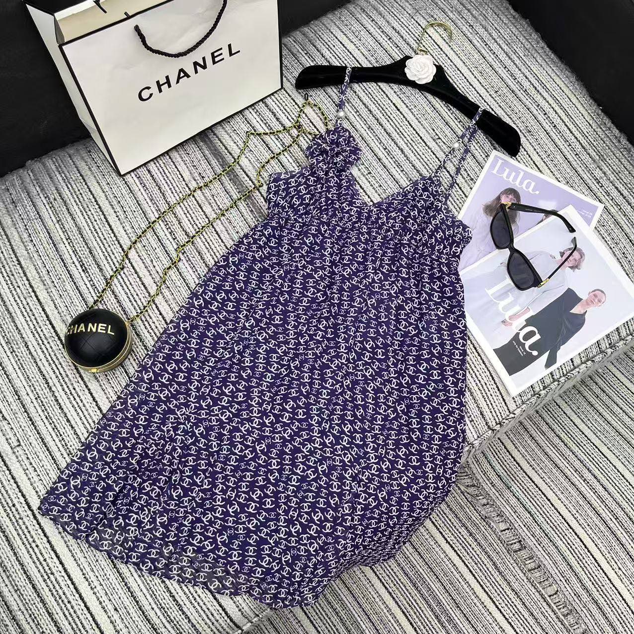 NO:330504,Original single ruthless women's clothing, highly recommended with packaging, Chane* 25Ss summer new style, vacation flower suspender dress | Exclusive yb development!  High-end production!  High-end custom silk transparent yarn material, light and comfortable texture, flowing and light. Thin shoulder suspender skirt cut, fitted with V-neck to chest line design, revealing charming collarbone, modifying shoulder lines. The ready-to-wear is made of active printing technology, presenting a full double C pattern. The sweet atmosphere is embellished with three-dimensional handmade camellia decoration, showing the brand style. A must-have outfit for holiday dates. S/M/L, chanel, skirts, alexander wang19860909原单狠货女装 配包装强烈推荐 Chane* 25Ss夏季新款 度假花朵吊带连衣裙丨独家yb开发！高版出品！高级定制丝质透纱材质 质地轻薄舒适,飘逸轻盈 细肩吊带裙剪裁,配合V领贴合胸口线条设计 露出迷人锁骨,修饰肩部线条 成衣以活性印花工艺,呈现满幅双C图案 极具甜美气息点缀立体手工山茶花装饰,尽显品牌风范 度假约会必备亮眼穿搭 现货发售S/M/L,,chanel,skirts,alexander wang,Women's clothing