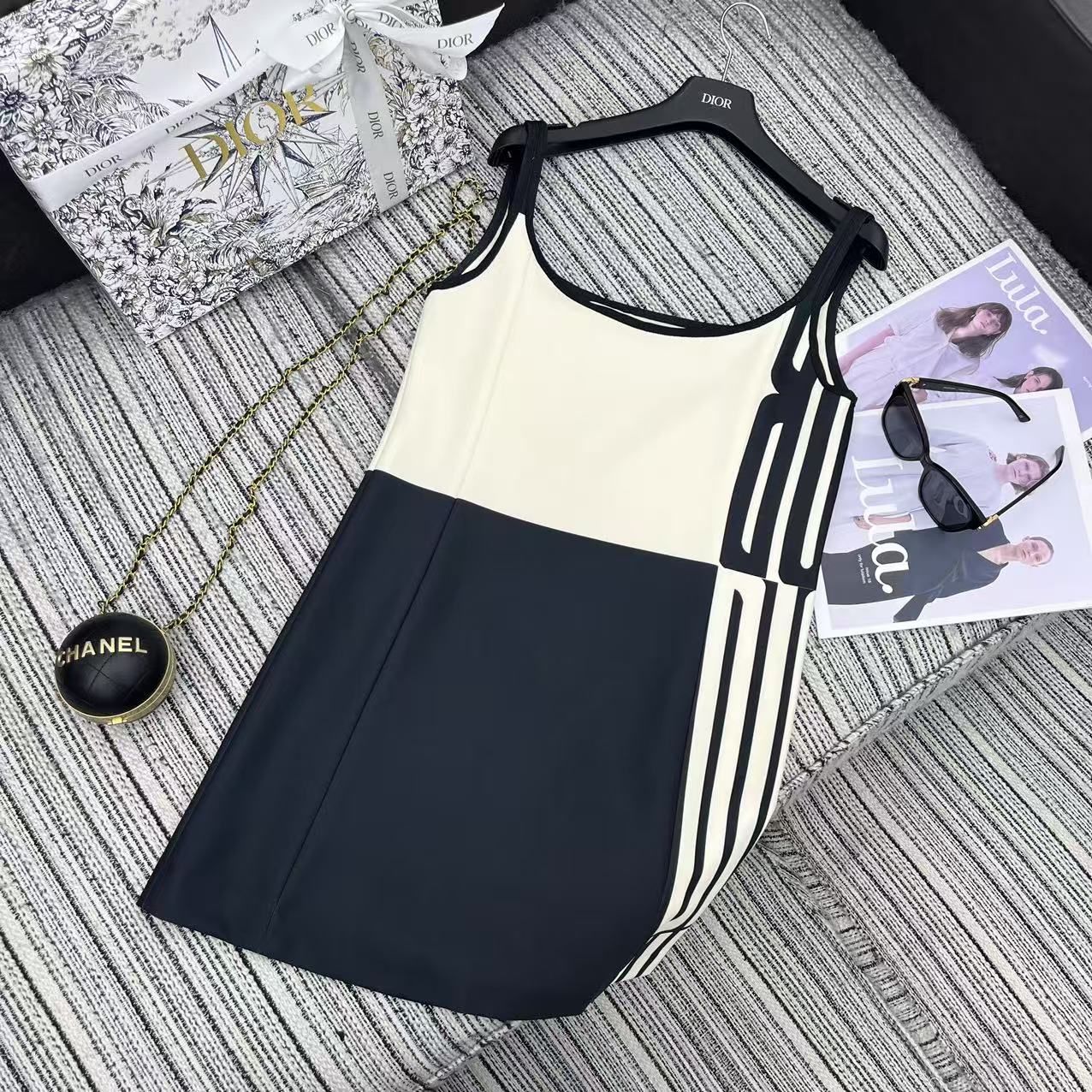 NO:330508,Original single ruthless women's clothing, highly recommended with packaging Dio* 25Ss spring and summer new style, black and white striped suspender skirt丨Exclusive high-end production!  The texture with its own gentle filter and the elegance of calmness, the upper body effect is simply a charming and beautiful!  It is a loose fit that is not picky, versatile and easy to control~ Custom fabric, super comfortable on the upper body!  The overall cut style is clean and neat and high-end!  Jimei and others act quickly and sell S/M/L in stock, dior, skirts, alexander wang19860909原单狠货女装 配包装强烈推荐 Dio* 25Ss春夏新款 黑白条纹吊带短裙丨独家高版出品！自带温柔滤镜的质感和不动声色的优雅,上身效果简直就是气质开挂绝对美美哒！是不挑人的宽松版型 百搭好驾驭～定制面料 上身超舒服！整体剪裁版型干净利落又高级！集美们赶紧行动 现货发售S/M/L,,dior,skirts,alexander wang,Women's clothing