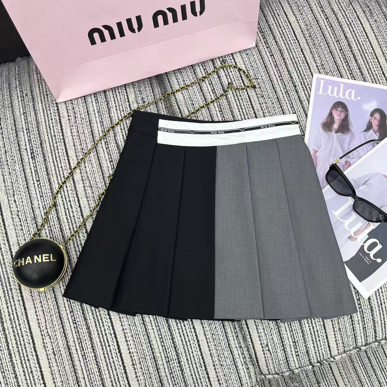 NO:330512,Original single ruthless women's clothing, highly recommended with packaging, 25 years early spring and summer series Miu* new letter printing contrasting waist folding short skirt SML, miumiu, skirts, alexander wang19860909原单狠货女装 配包装强烈推荐 25年早春夏系列 Miu*新款字母印花撞色腰压折短半裙 SML,,miumiu,skirts,alexander wang,Women's clothing