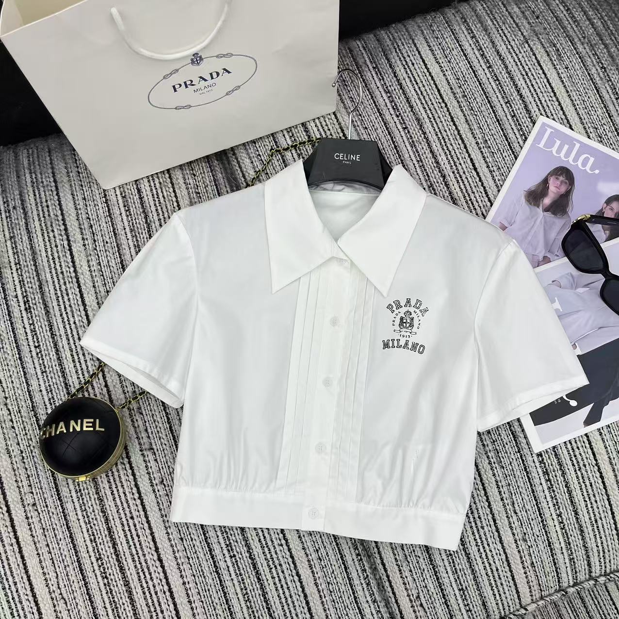 NO:330514,Original single ruthless women's clothing, highly recommended with packaging, 25 years early spring and summer series, Pra* new letter printed lapel short sleeve short shirt, two-color SML,,prada,shirts,T-shirt,alexander wang19860909原单狠货女装 配包装强烈推荐 25年早春夏系列 Pra*新款字母印花翻领短袖短款衬衫 两色SML,,prada,shirts,T-shirt,alexander wang,Women's clothing