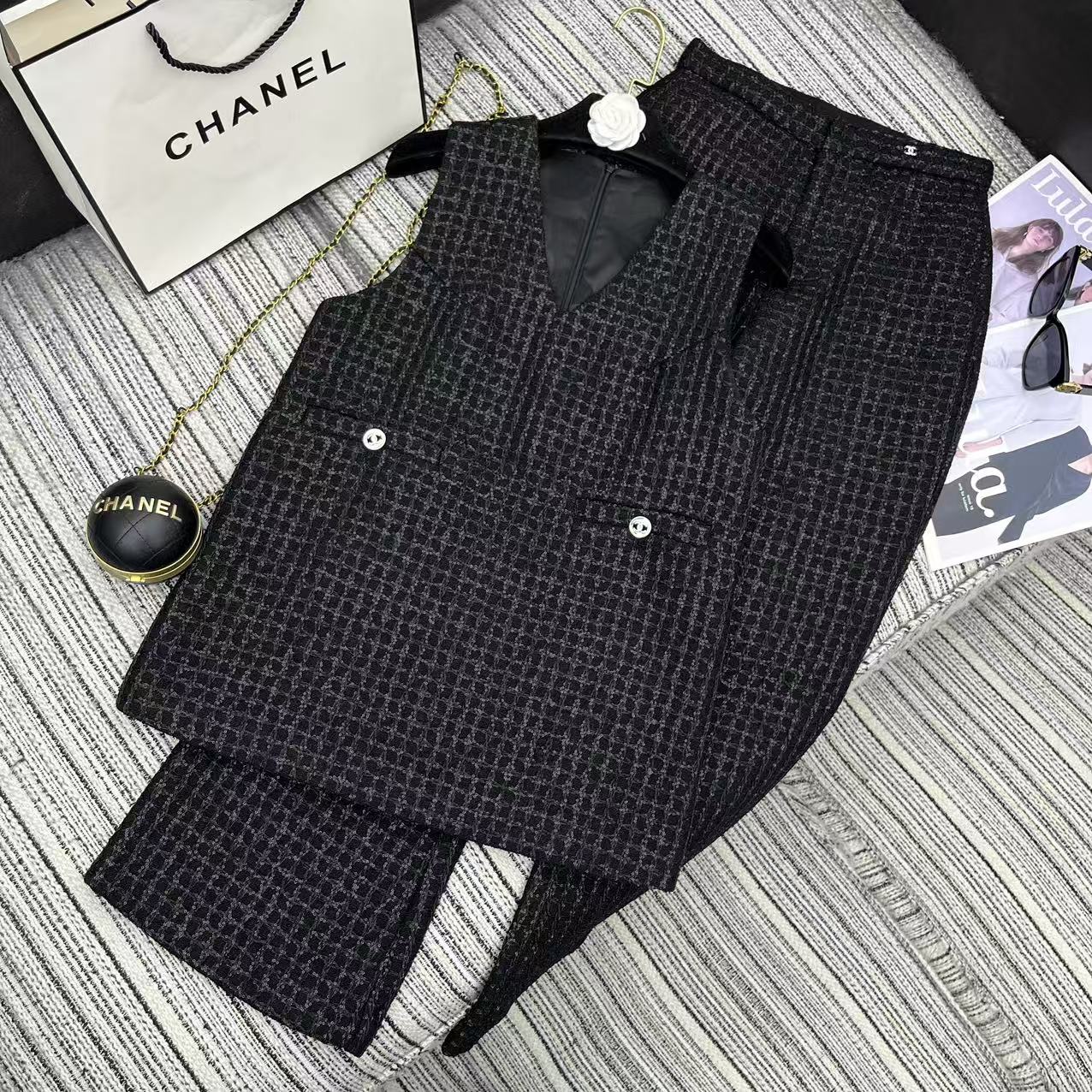 NO:330516,Original single ruthless women's clothing, highly recommended with packaging, 25 years early spring and summer series, Cha* new sequin tweed sleeveless vest top with bell-bottom pants set, camellia lining, high-end quality SML top,,alexander wang19860909原单狠货女装 配包装强烈推荐 25年早春夏系列 Cha*新款亮片粗花呢无袖背心上衣搭配喇叭裤套装 山茶花里布 高端品质 SML 上衣,,alexander wang,Women's clothing