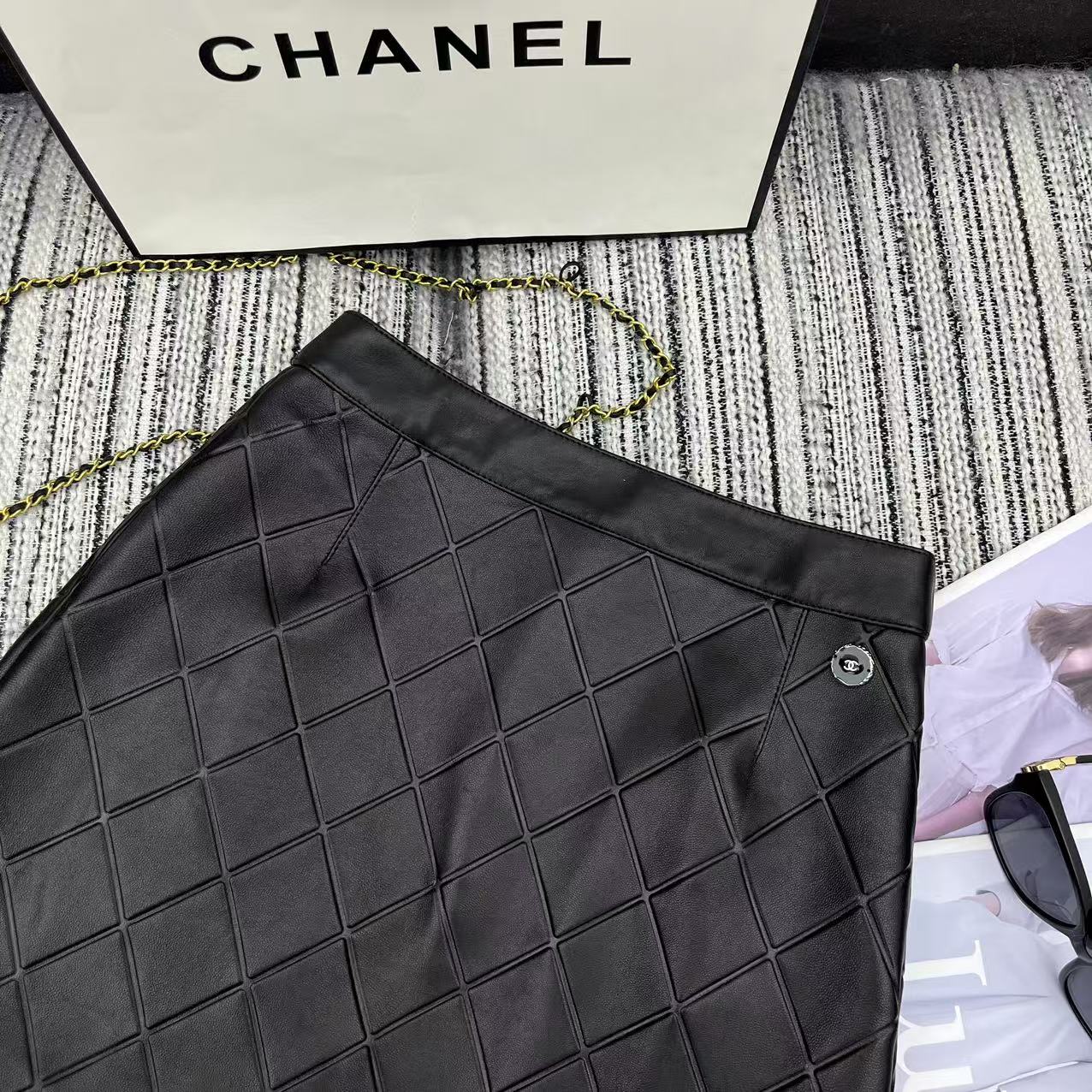 “25-Year-Old Spring Series Suit: Cha* Shalge Short Skirt & Double C Logo Button-Up” - 图片 2