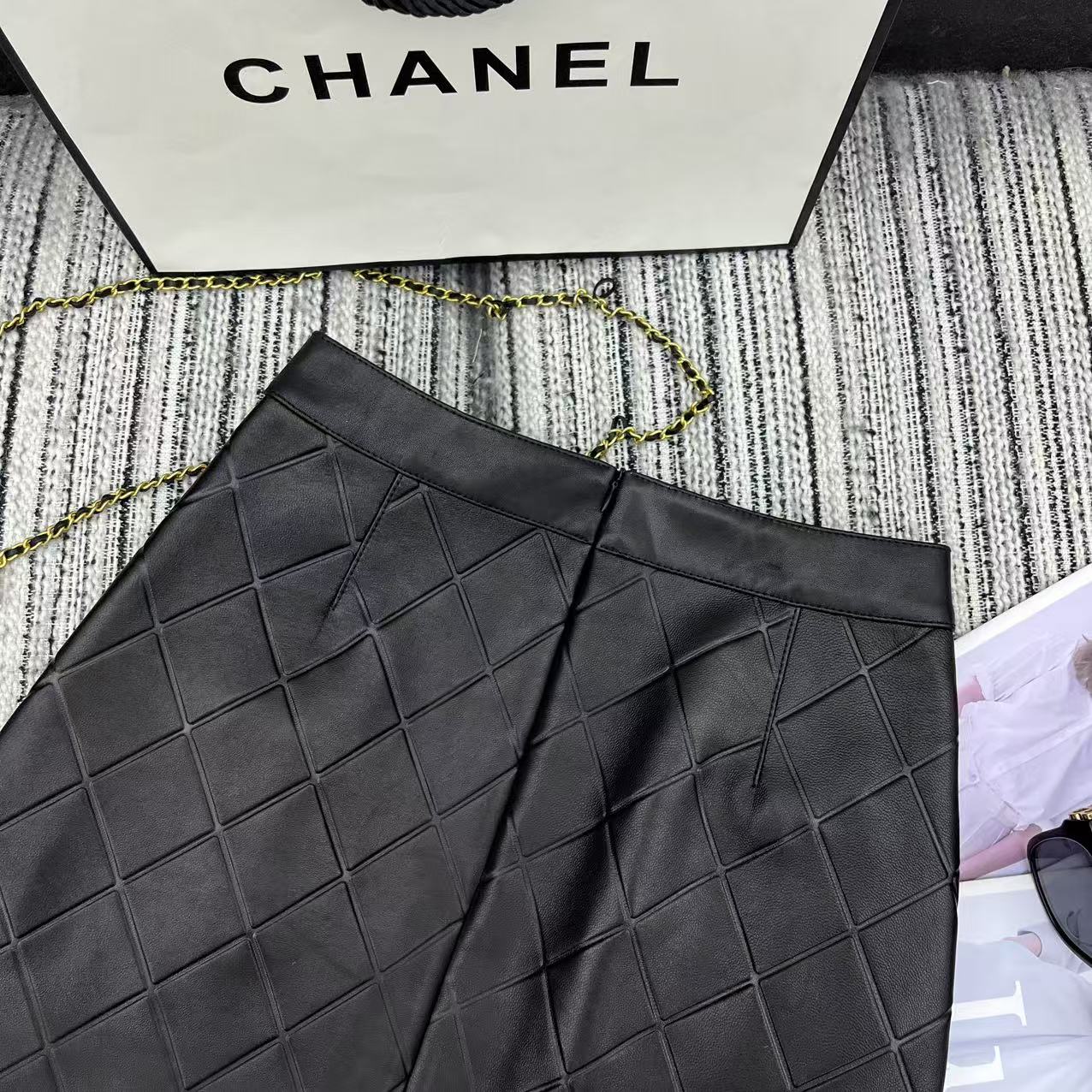 “25-Year-Old Spring Series Suit: Cha* Shalge Short Skirt & Double C Logo Button-Up” - 图片 8