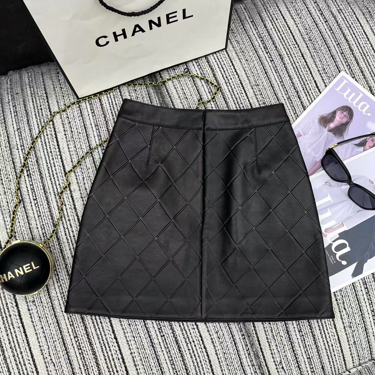 “25-Year-Old Spring Series Suit: Cha* Shalge Short Skirt & Double C Logo Button-Up” - 图片 7
