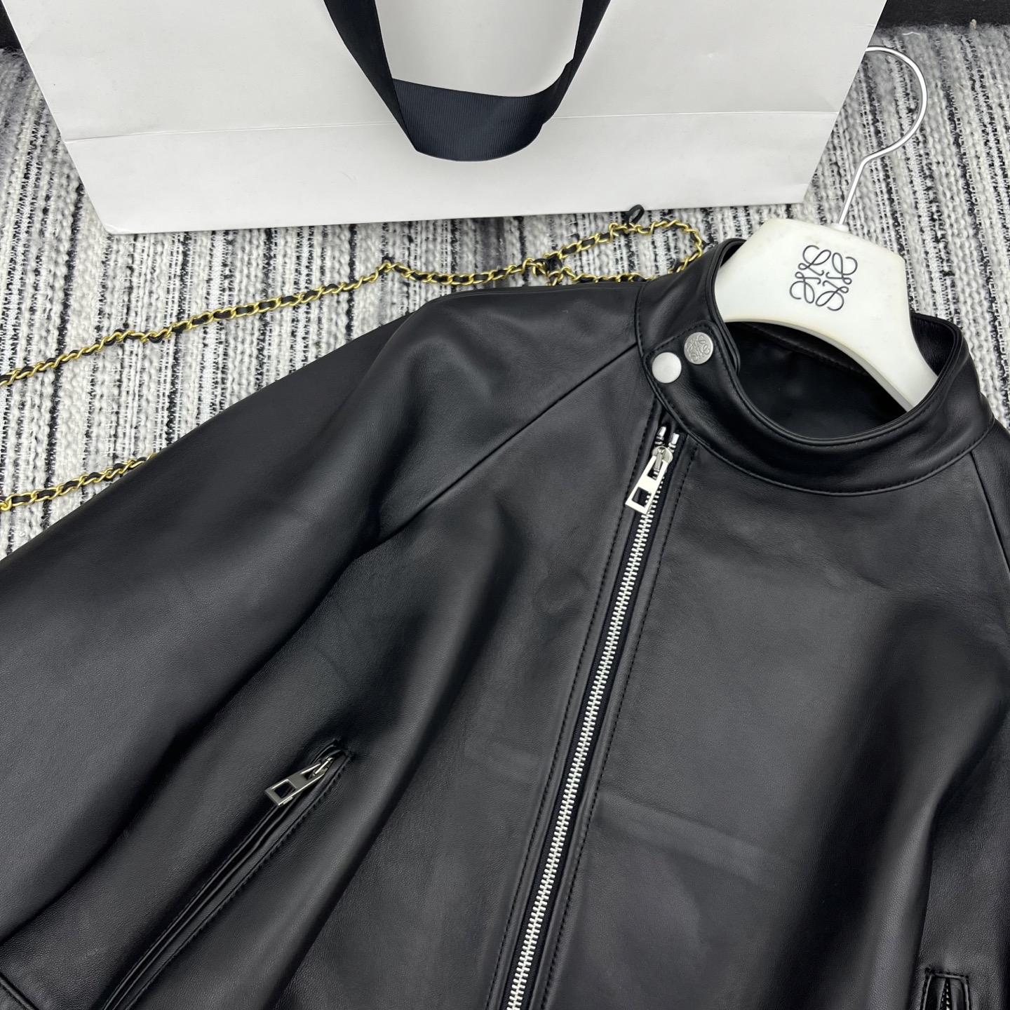 “25-Year Early Spring & Summer Series: Loe* New Cloaked Lamb Coat YB1 Review” - 图片 6