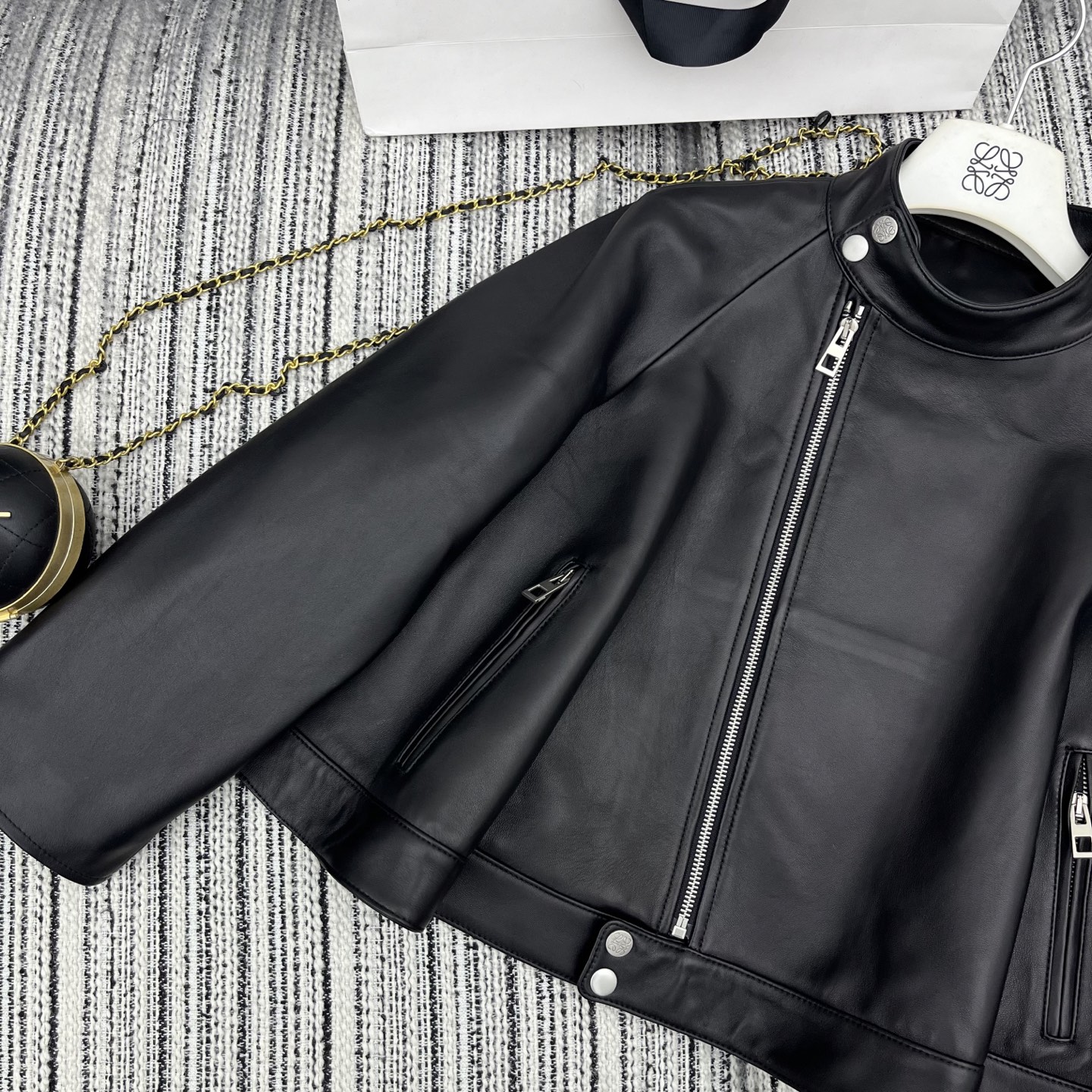 “25-Year Early Spring & Summer Series: Loe* New Cloaked Lamb Coat YB1 Review” - 图片 4