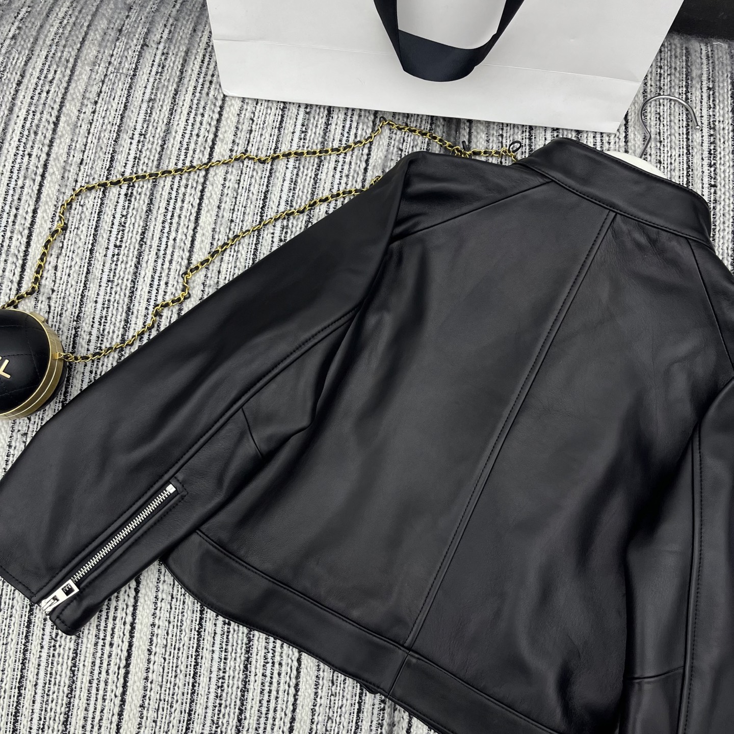 “25-Year Early Spring & Summer Series: Loe* New Cloaked Lamb Coat YB1 Review” - 图片 9