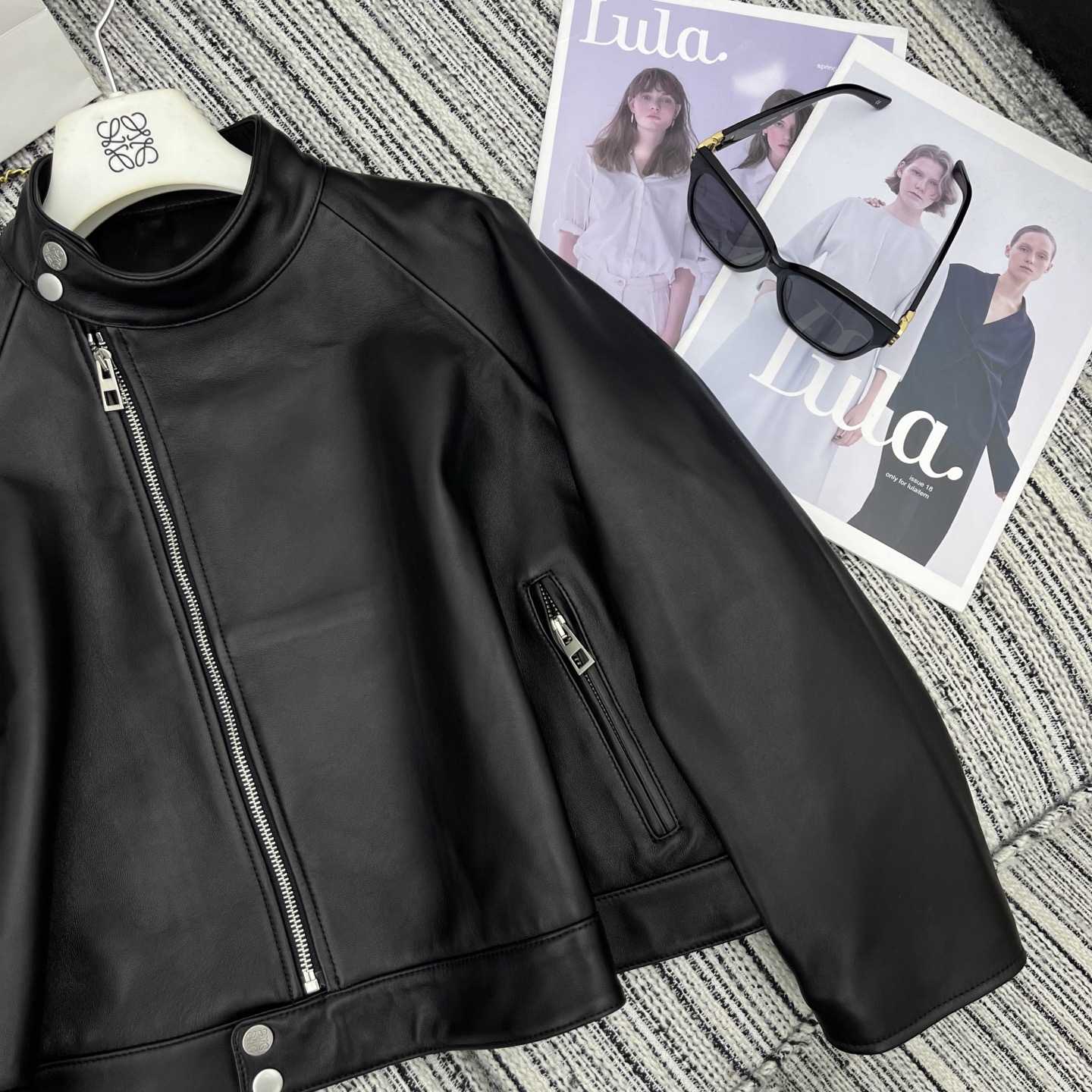 “25-Year Early Spring & Summer Series: Loe* New Cloaked Lamb Coat YB1 Review” - 图片 2