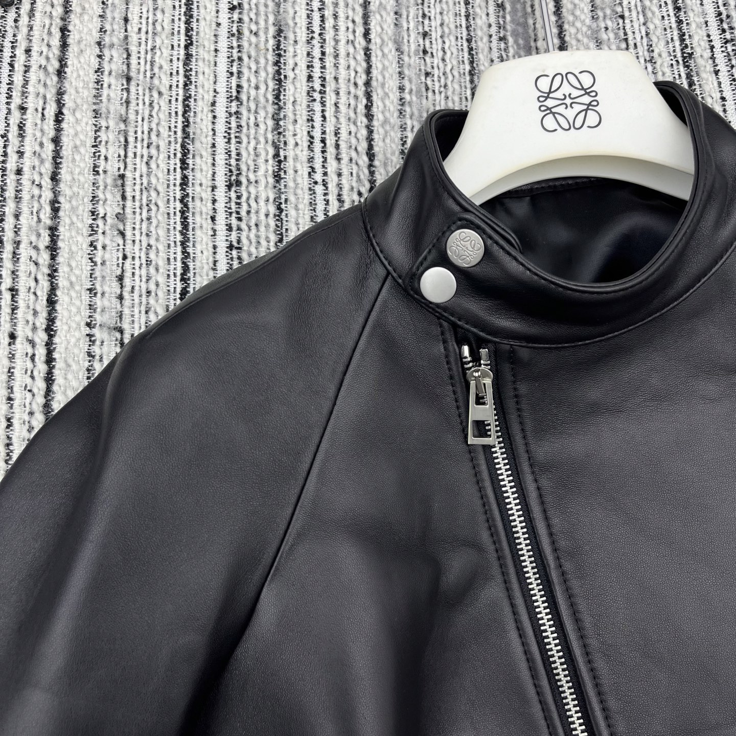 “25-Year Early Spring & Summer Series: Loe* New Cloaked Lamb Coat YB1 Review” - 图片 5