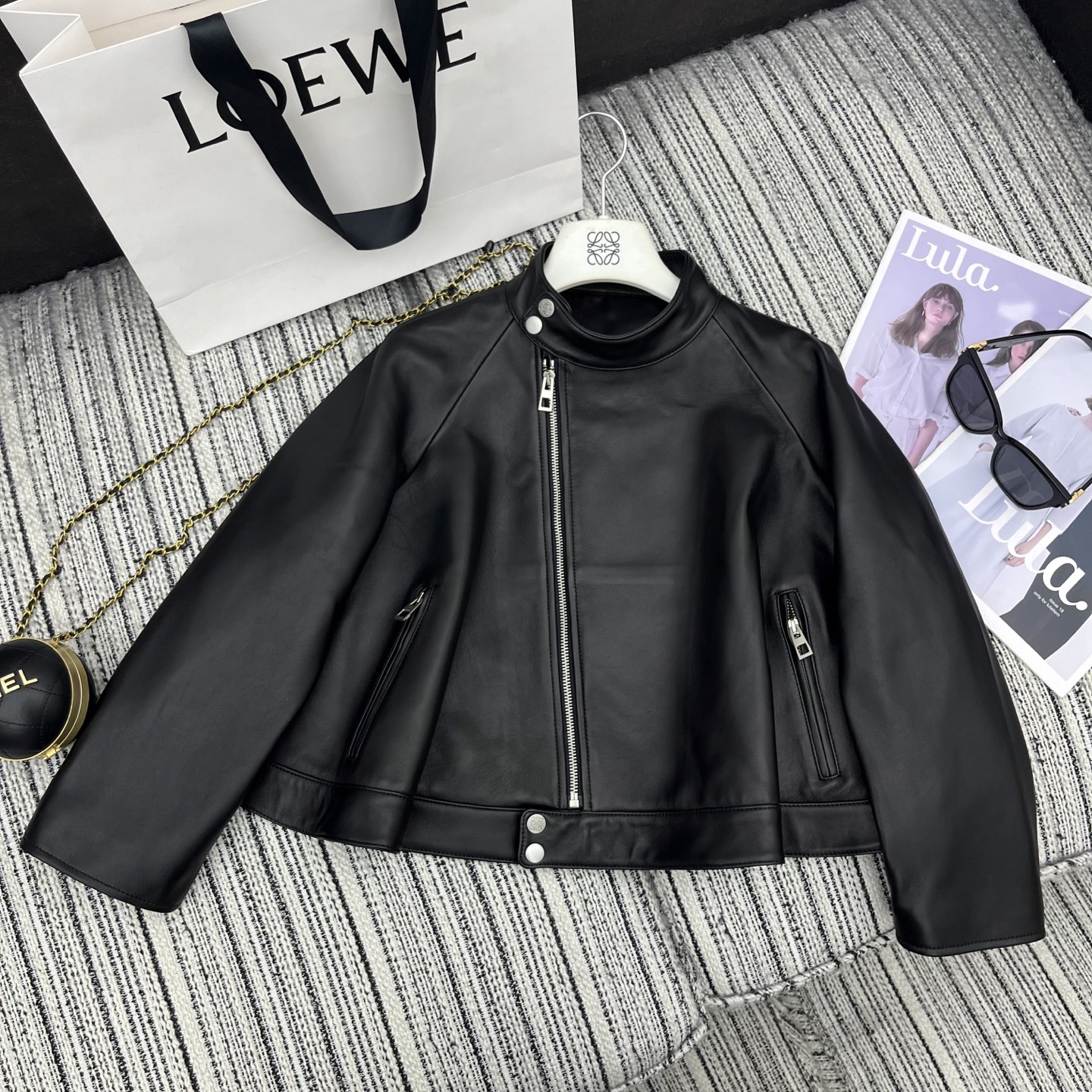 “25-Year Early Spring & Summer Series: Loe* New Cloaked Lamb Coat YB1 Review” - 图片 1