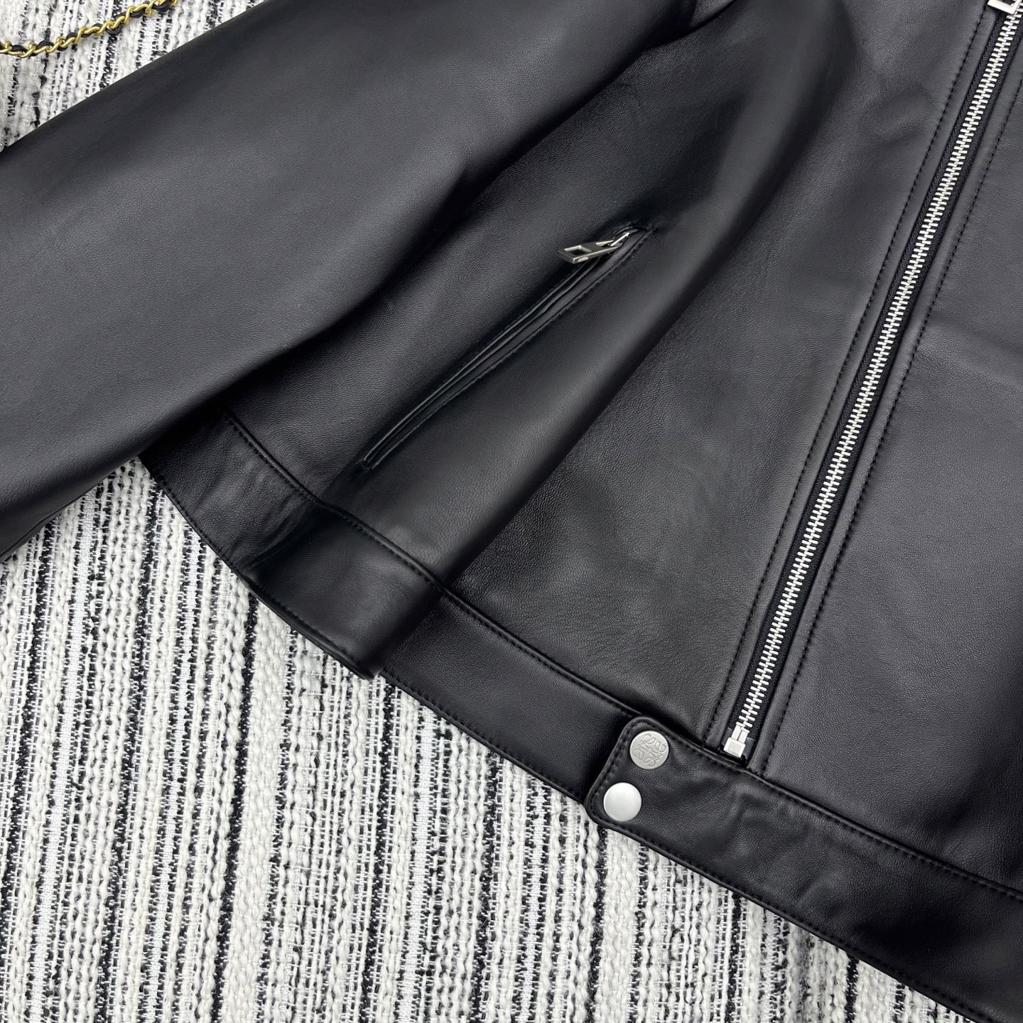 “25-Year Early Spring & Summer Series: Loe* New Cloaked Lamb Coat YB1 Review” - 图片 7