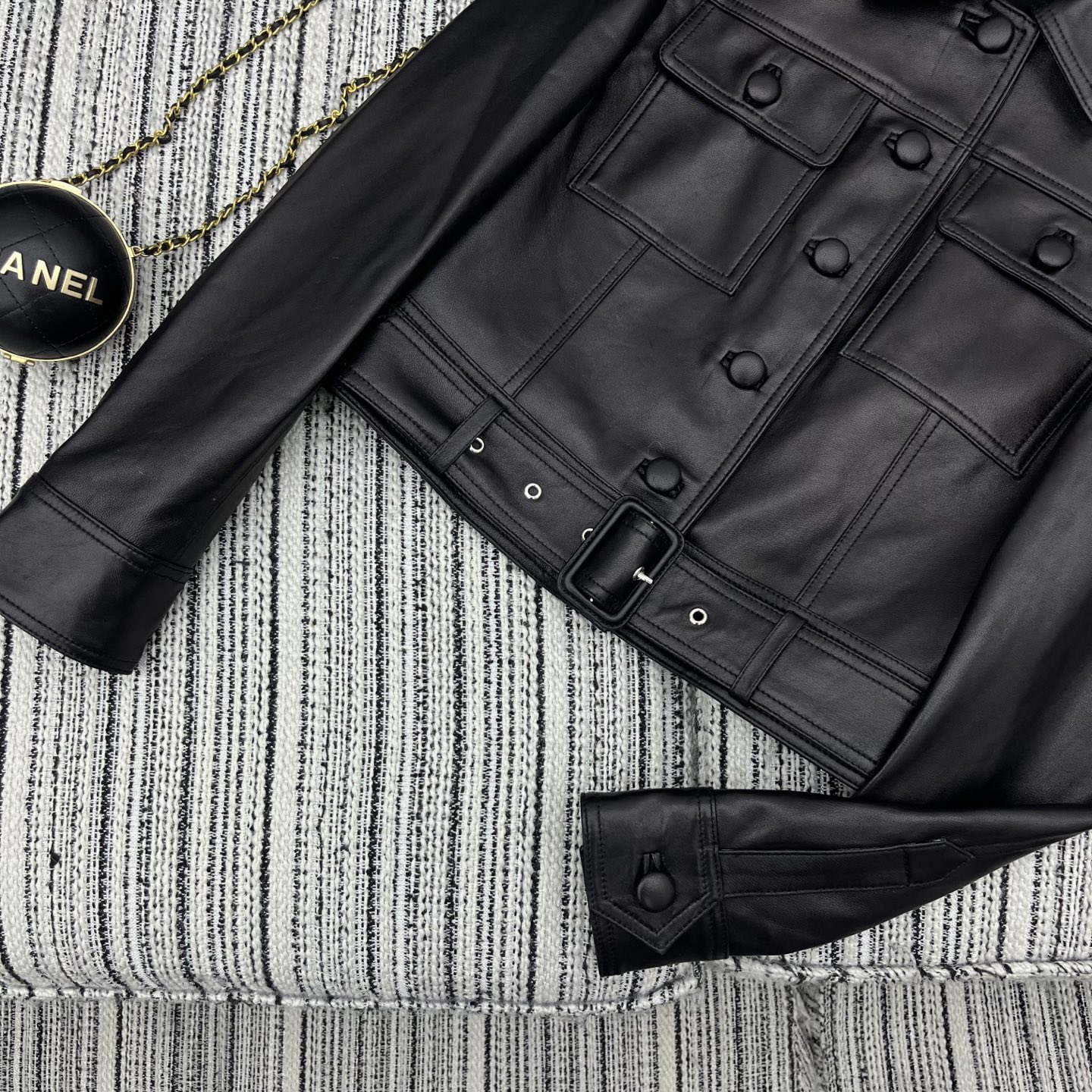 “YSL 25-Year Early Spring & Summer Series: Original Female Suit with Lamb Leather Jacket Design” - 图片 6