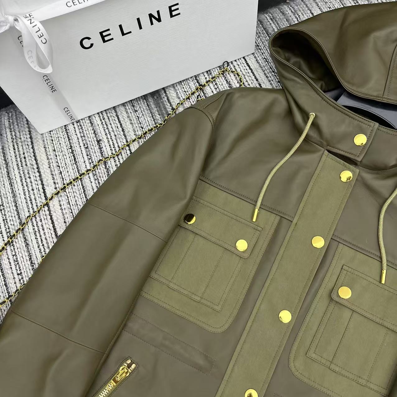 “Stylish Femininity Suit: 25-Year Spring-Summer Series Corset Coat with Sheepskin Hood” - 图片 3