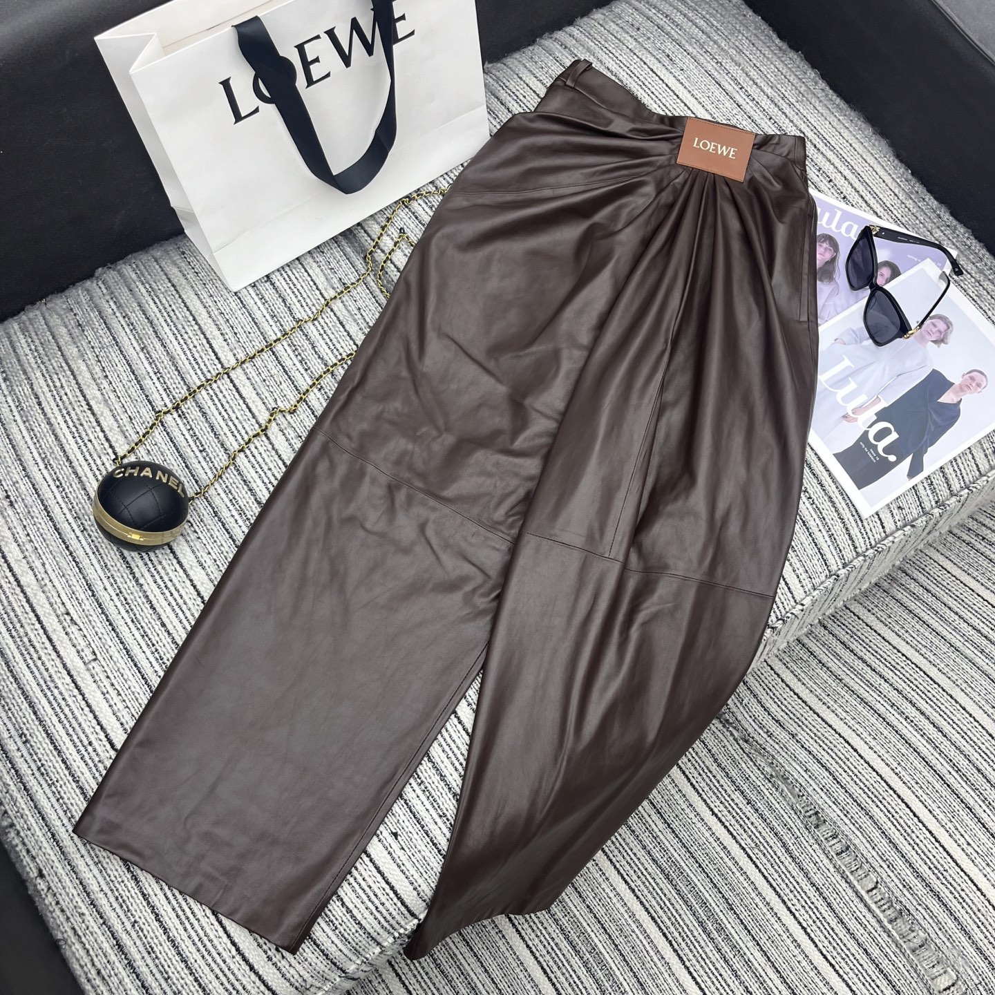 Title: Women’s Fashion: Original Scavenging Female Suit Recommended for Early Autumn, Featuring Broad-Legged Shorts Summary: A stylish female suit priced at P1,800, recommended for - 图片 1