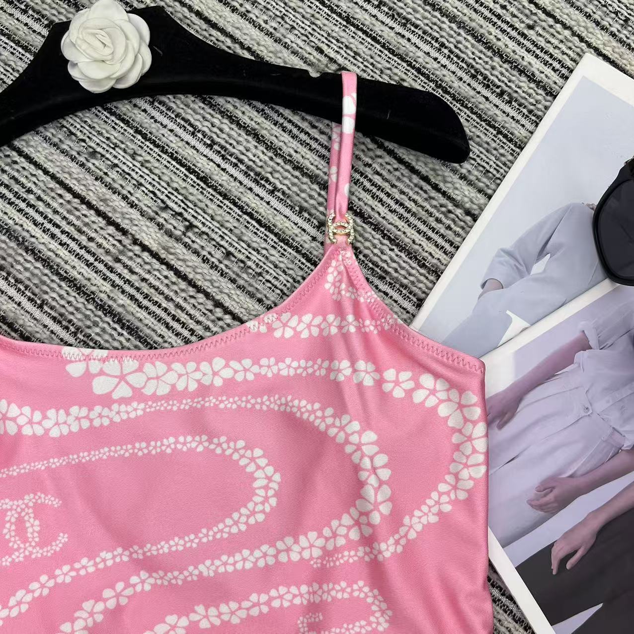 Original Quality Female Swimsuit: Ch* 25C Chain Print, Custom YB Material, Fashionable Design. - 图片 3