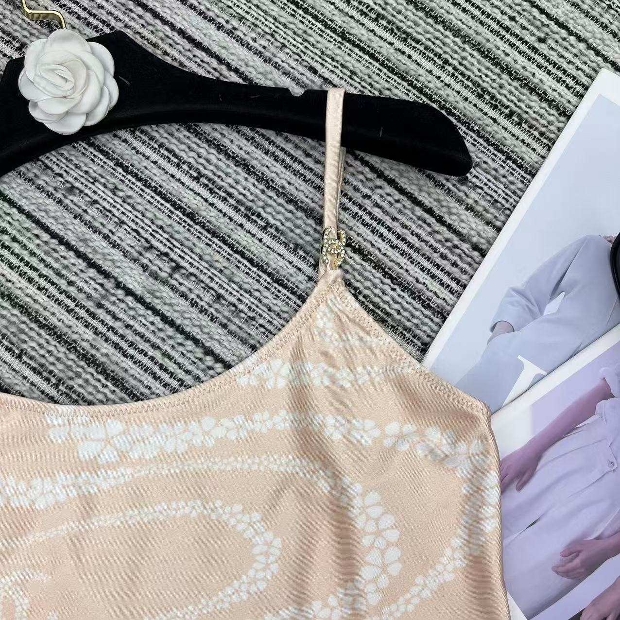Original Quality One-Size-Fits-All Female Suit with Chain Printing – Exclusive Launch - 图片 3