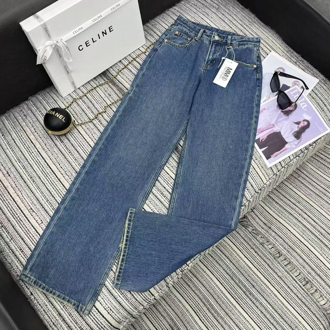 “25-Year Spring-Summer Series: One-Size-Fits-All Female Jeans with Lettered Pockets” - 图片 1