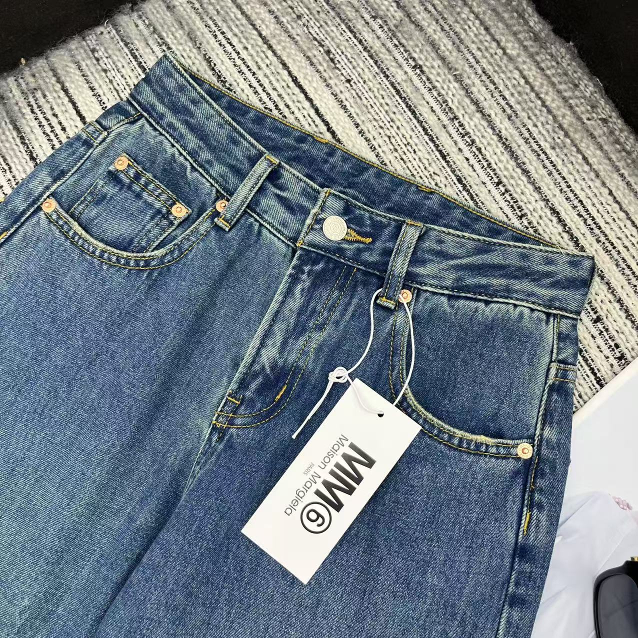 “25-Year Spring-Summer Series: One-Size-Fits-All Female Jeans with Lettered Pockets” - 图片 2