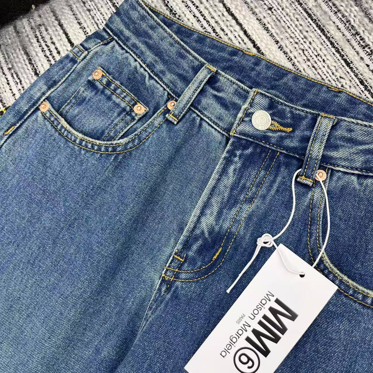 “25-Year Spring-Summer Series: One-Size-Fits-All Female Jeans with Lettered Pockets” - 图片 3