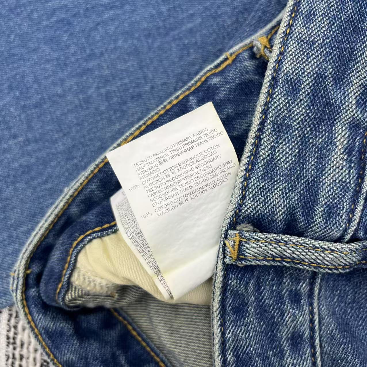 “25-Year Spring-Summer Series: One-Size-Fits-All Female Jeans with Lettered Pockets” - 图片 9