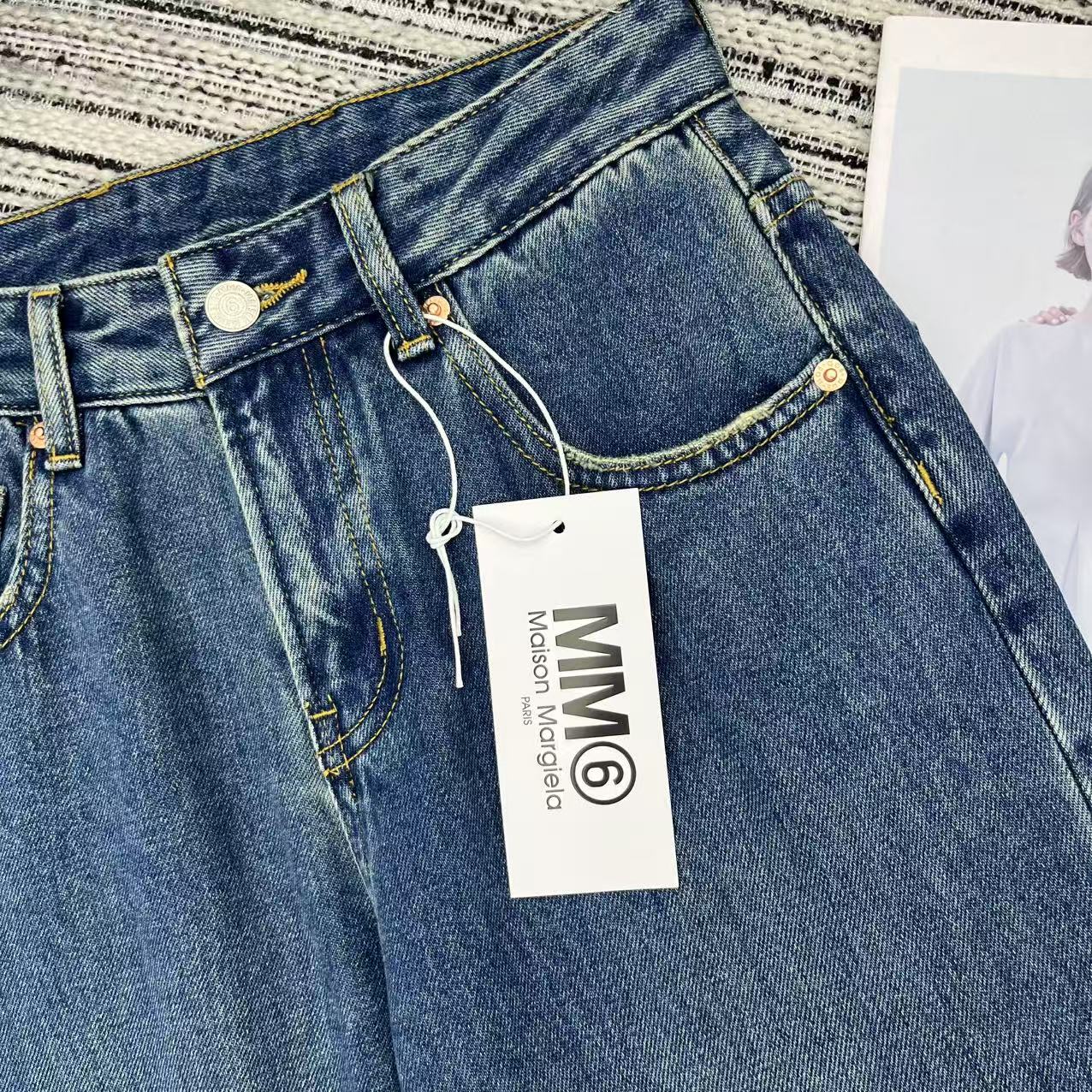 “25-Year Spring-Summer Series: One-Size-Fits-All Female Jeans with Lettered Pockets” - 图片 4