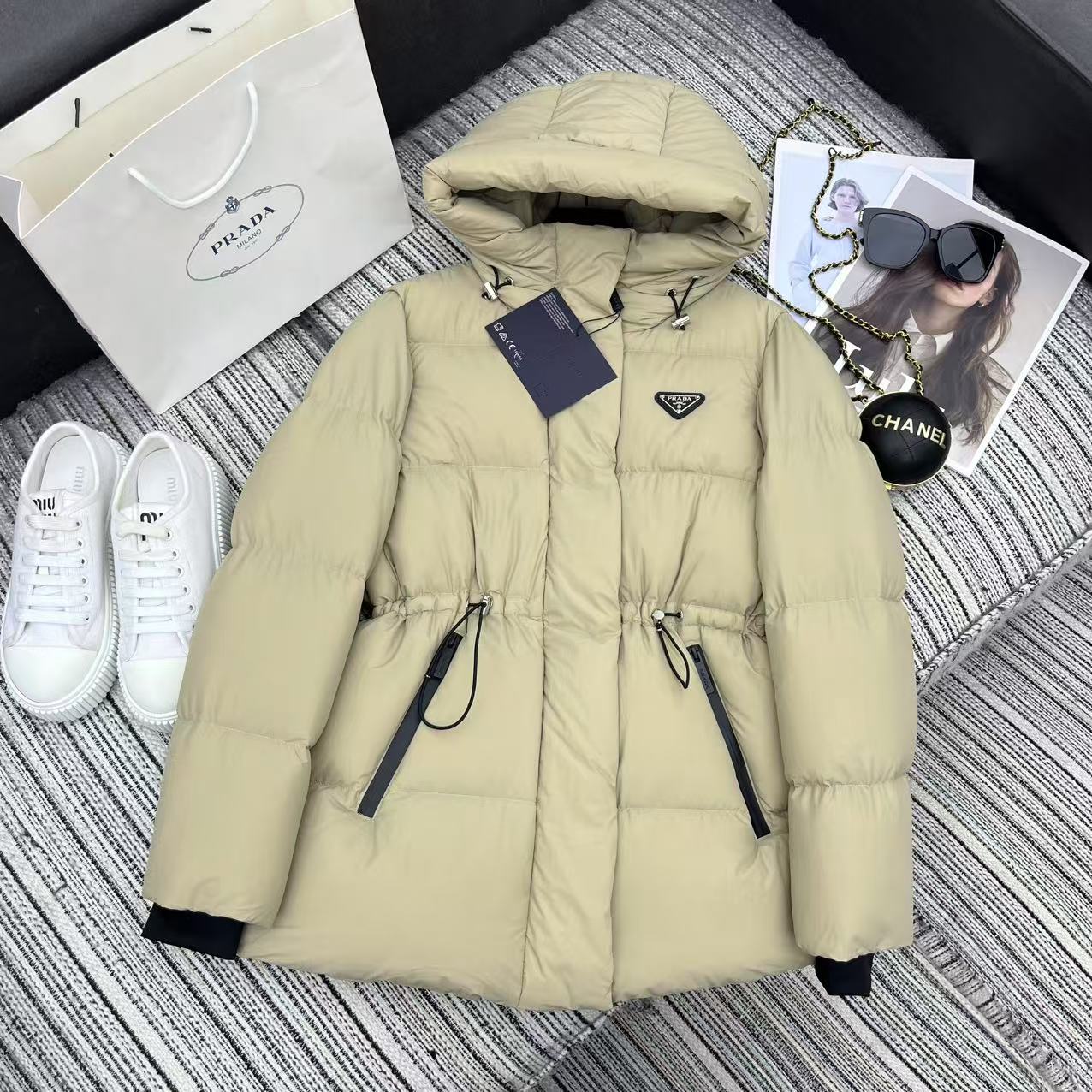 NO:689571,The special price is complete and highly recommended. 25 years early autumn and winter series. Pra* new hooded down jacket. Drawstring waist design. Classic inverted triangle leather brand embellishment. Light and full. 90 white goose down filling. High-end quality. SML running volume 600888670. Special price. No return, no exchange, no free shipping, prada, jackets & coats, down jacket, hats,19860909特价码数齐全强烈推荐 25年早秋冬系列 Pra*新款连帽羽绒服外套 腰间抽绳收腰设计 经典的倒三角标皮牌点缀 轻盈饱满 90白鹅绒填充 高端品质 sml 跑量 600888670,特价 不退不换不包邮,prada,jackets & coats,down jacket,hats,,Women's clothing